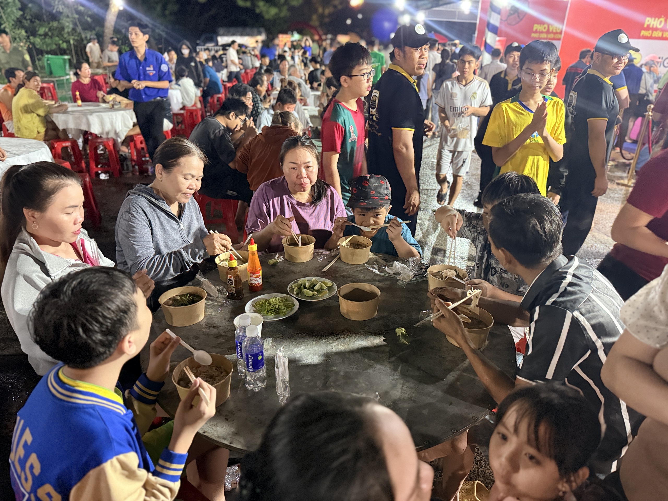 Đầu bếp khách sạn TP.HCM nấu 12.000 tô phở miễn phí phục vụ công nhân Bàu Bàng - Ảnh 4.
