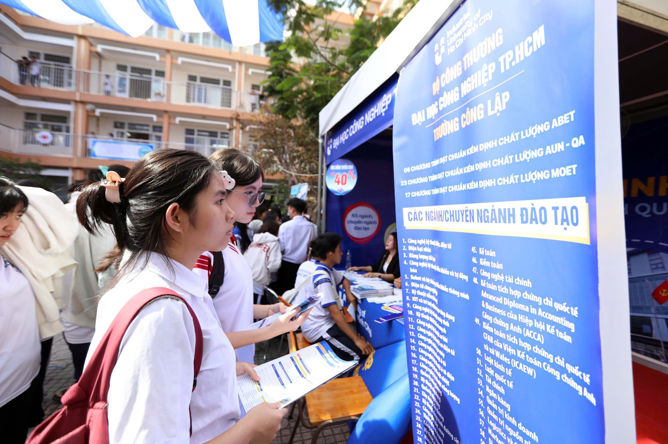 Hơn 2.500 học sinh TP.HCM đi tìm cơ hội cho tương lai - Ảnh 16.