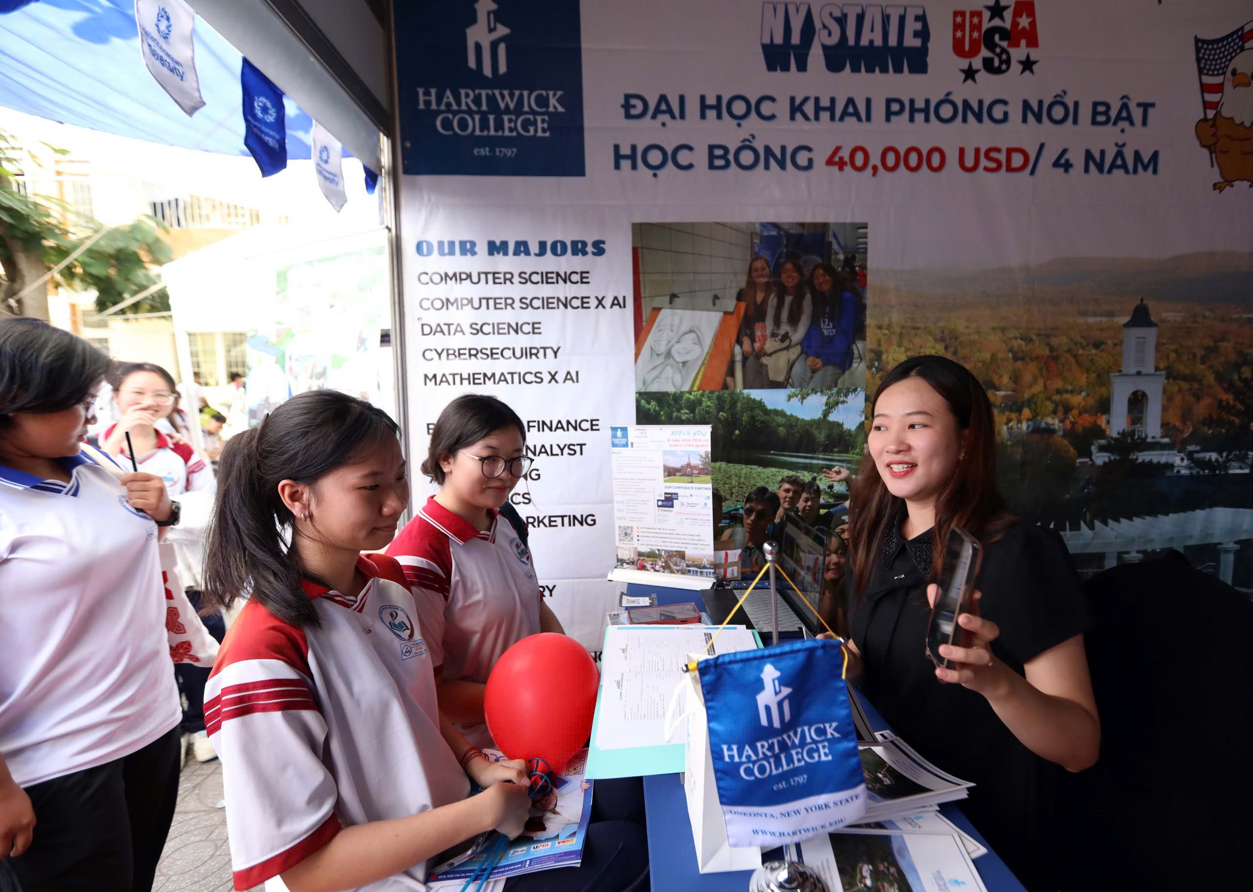 Hơn 2.500 học sinh TP.HCM đi tìm cơ hội cho tương lai - Ảnh 3.