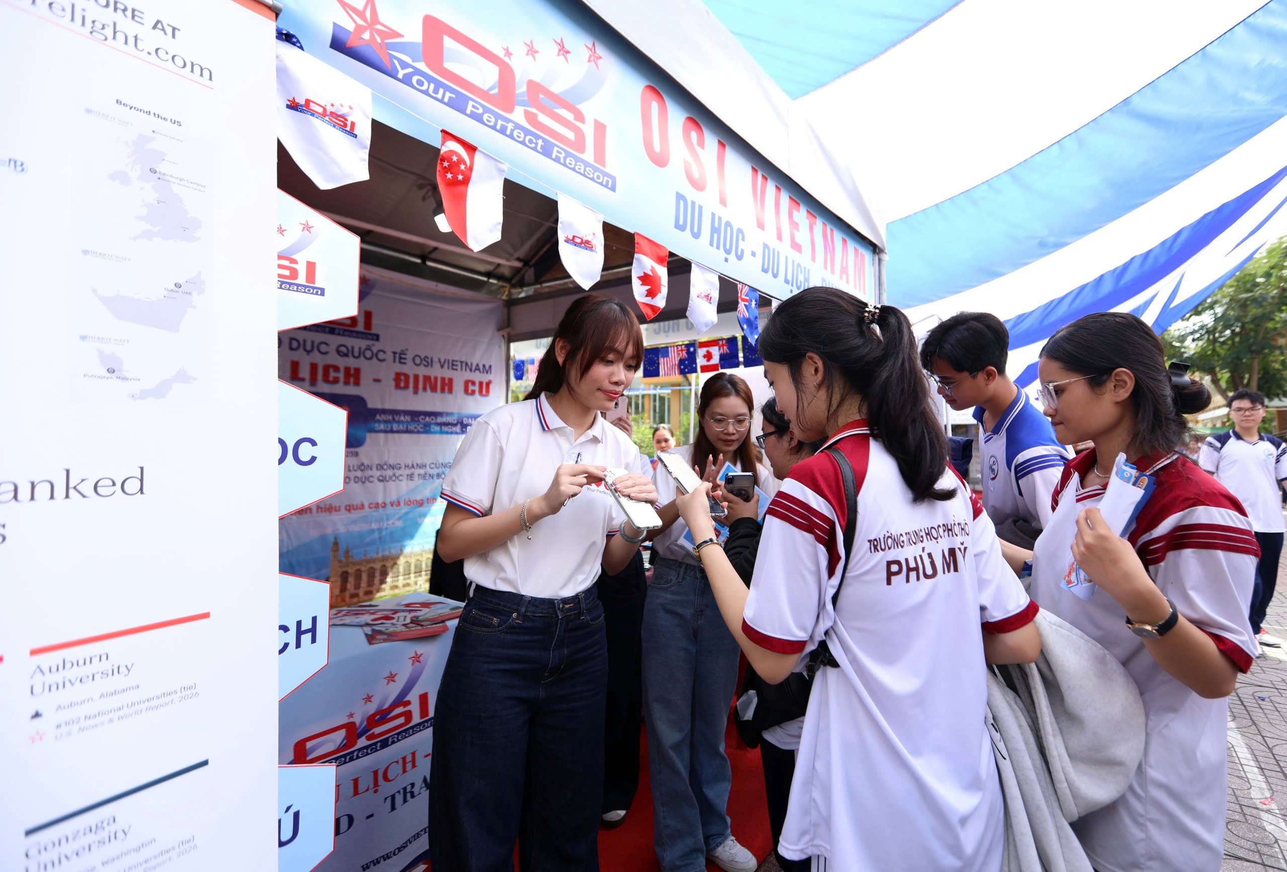 Hơn 2.500 học sinh TP.HCM đi tìm cơ hội cho tương lai - Ảnh 12.