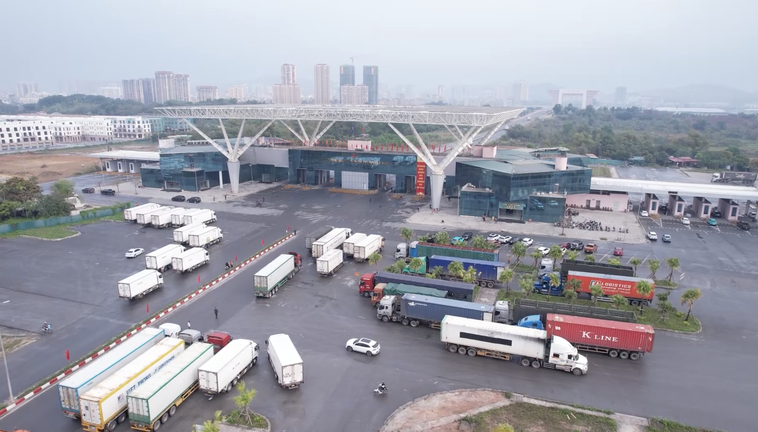 Cửa khẩu Móng Cái thông quan 450 tấn hàng trong ngày cuối tuần- Ảnh 1.