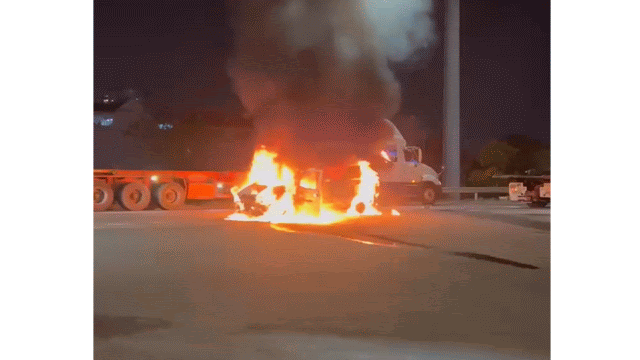 &Ocirc; t&ocirc; bốc ch&aacute;y khi đang nằm tr&ecirc;n s&agrave;n xe cứu hộ ở TP.HCM- Ảnh 1.