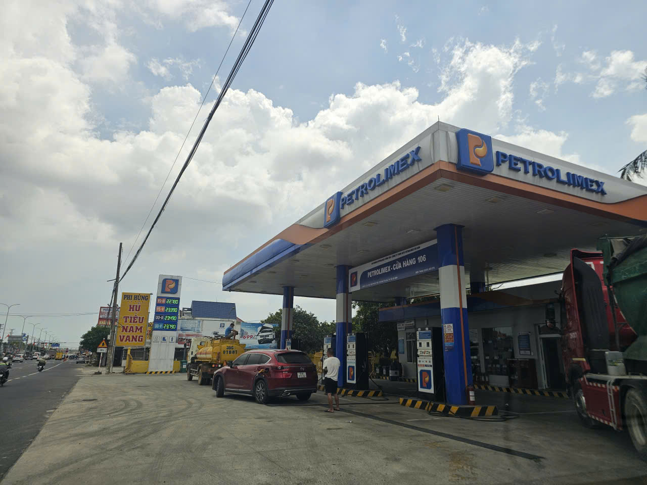 Vì sao các cửa hàng xăng dầu ở TP.HCM không đổ đầy cho xe ben, đầu kéo?- Ảnh 1.