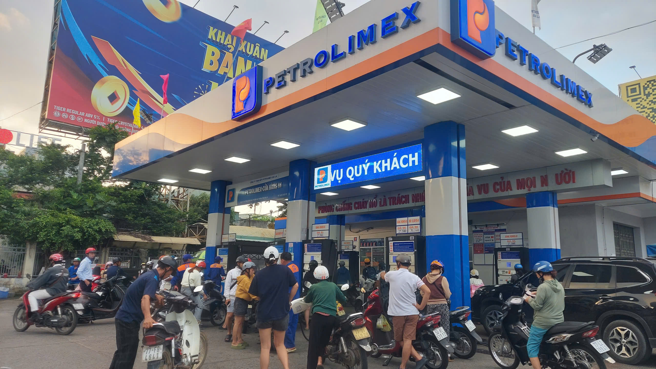 Gia Lai: Petrolimex dừng bán xăng dầu qua can, phuy khi lượng mua tăng đột biến- Ảnh 1.