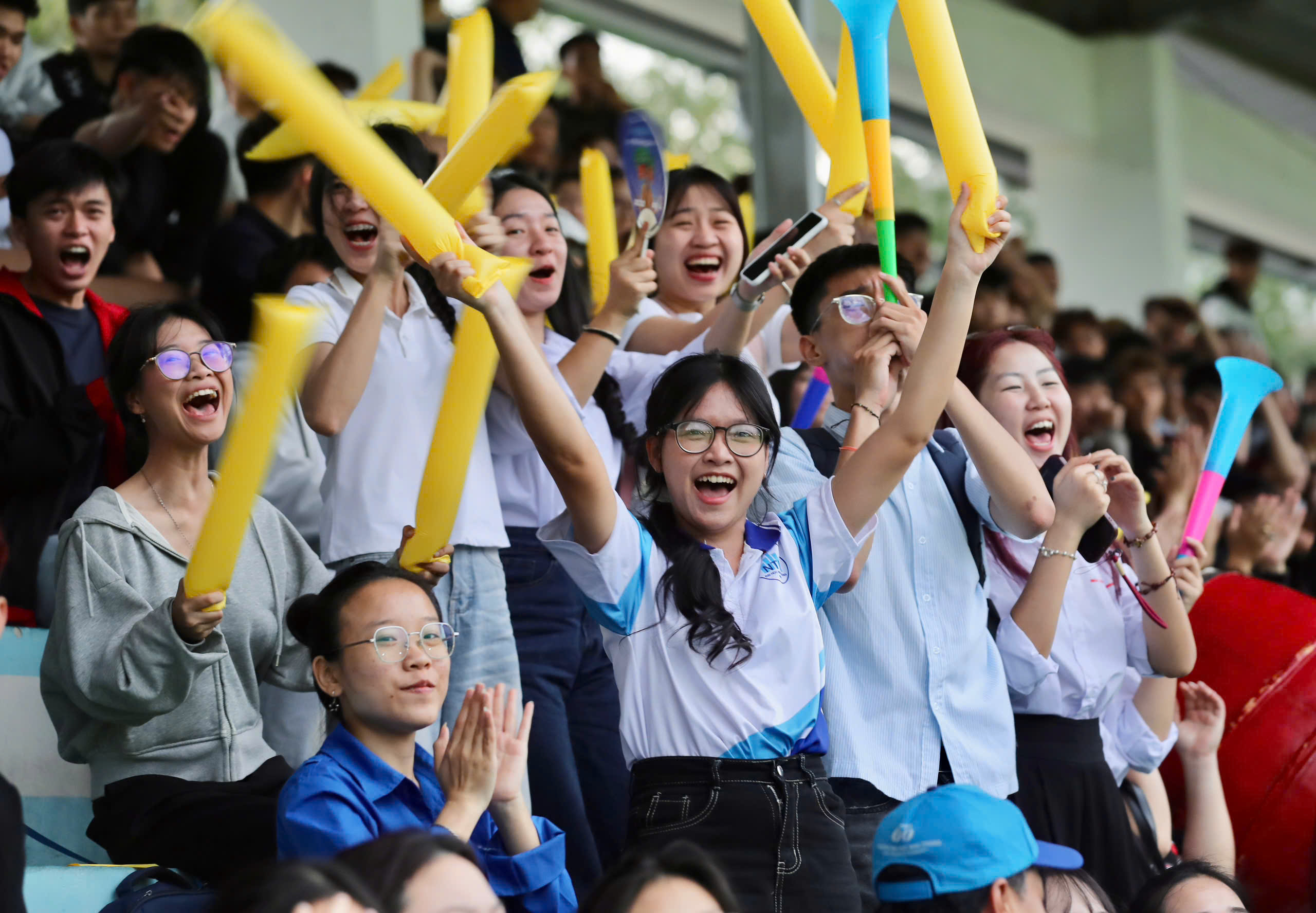 HLV Park Hang-seo cùng các CĐV xinh đẹp tiếp lửa VCK giải Thanh Niên sinh viên- Ảnh 5.