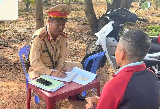 Quảng Ngãi: Xử phạt tài xế chở người đu bám trên thùng xe tải khi đang chạy- Ảnh 2.