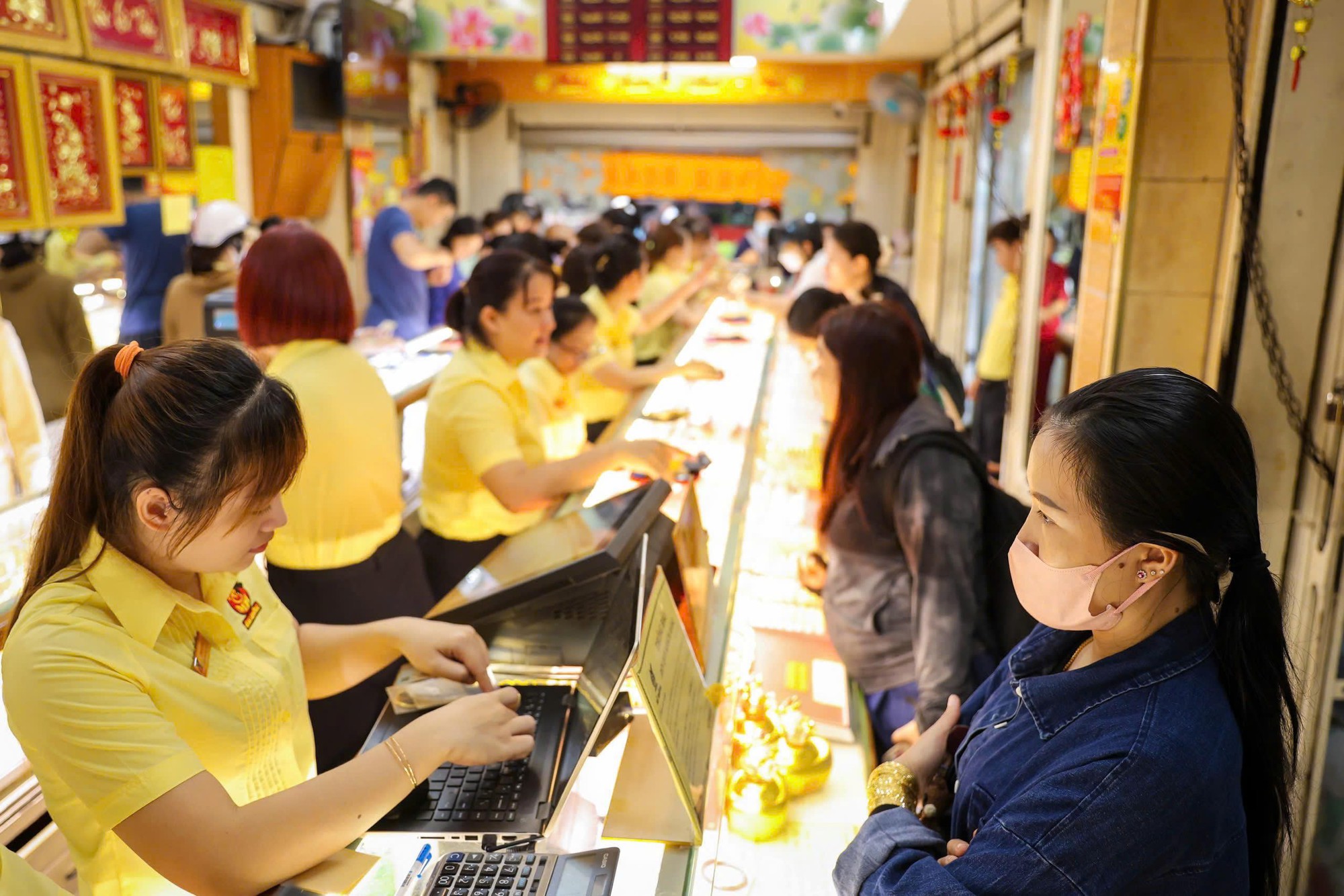 Giá vàng hôm nay 8.3.2026: Người mua lỗ 5 triệu đồng sau một tuần- Ảnh 1.