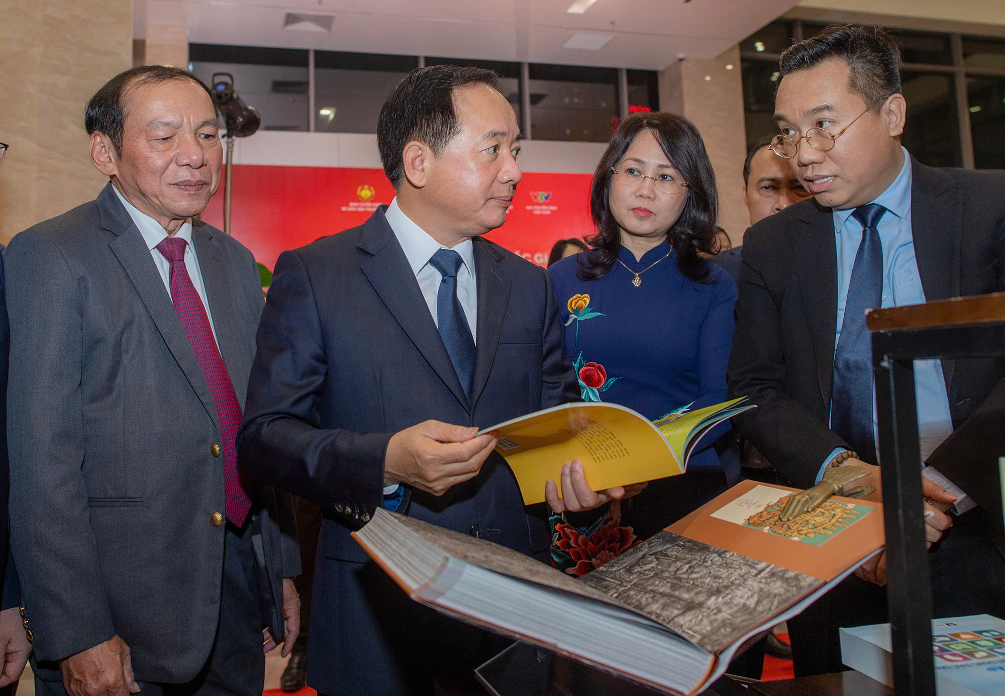 Giải thưởng S&aacute;ch quốc gia: S&aacute;ch lịch sử - khoa học thắng '&aacute;p đảo'- Ảnh 1.