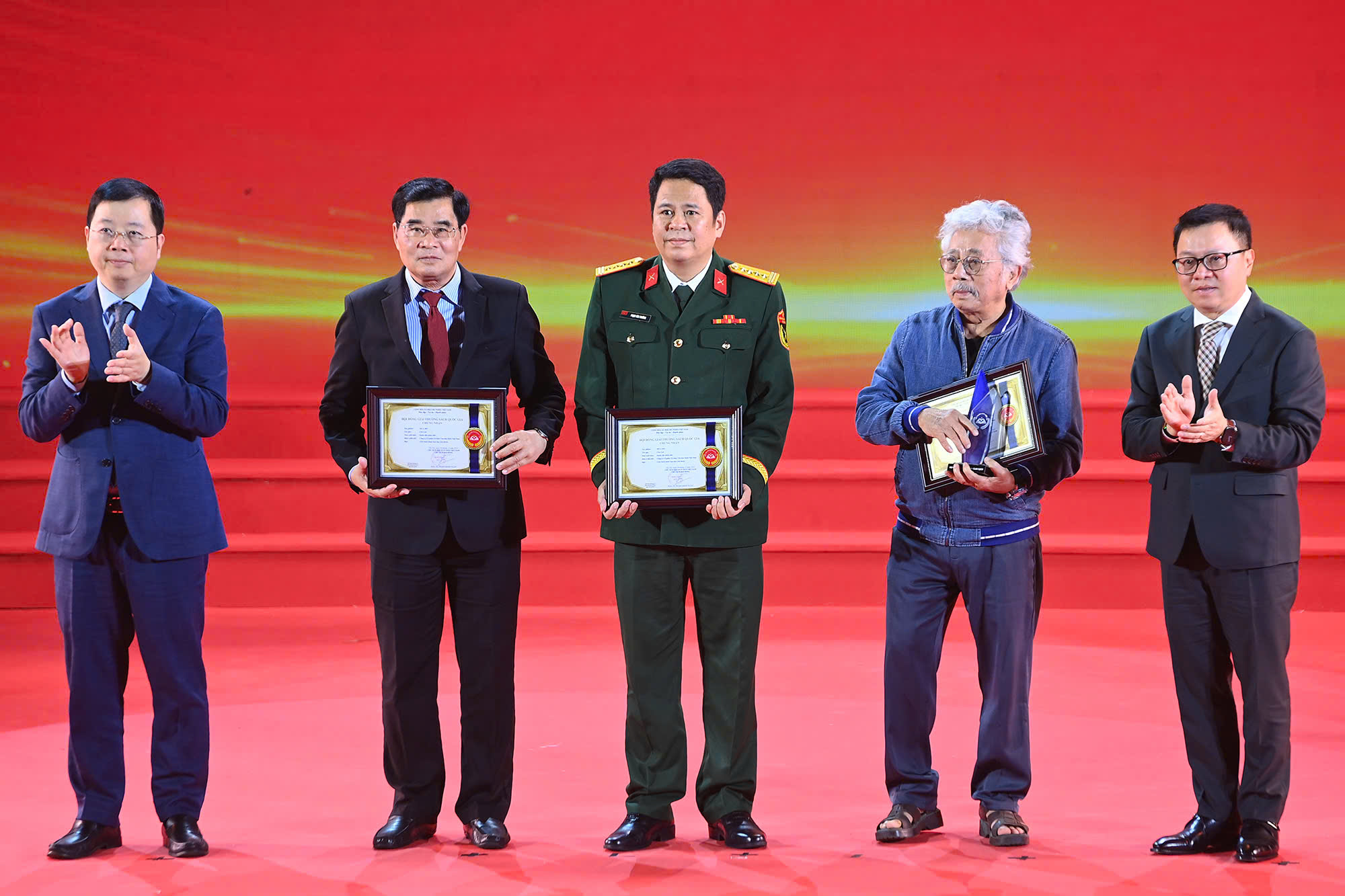 Giải thưởng S&aacute;ch quốc gia: S&aacute;ch lịch sử - khoa học thắng '&aacute;p đảo'- Ảnh 6.