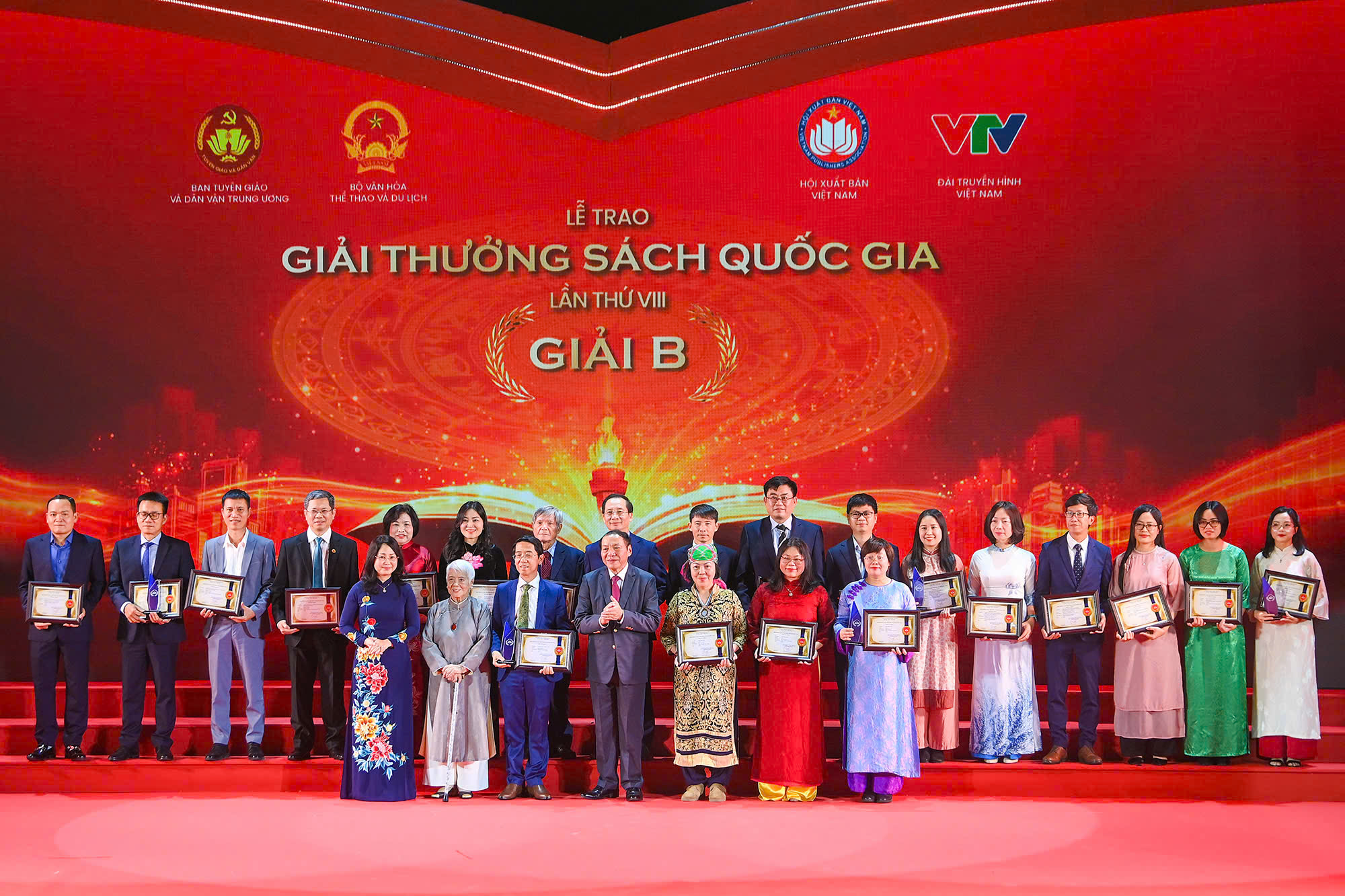 Giải thưởng S&aacute;ch quốc gia: S&aacute;ch lịch sử - khoa học thắng '&aacute;p đảo'- Ảnh 4.