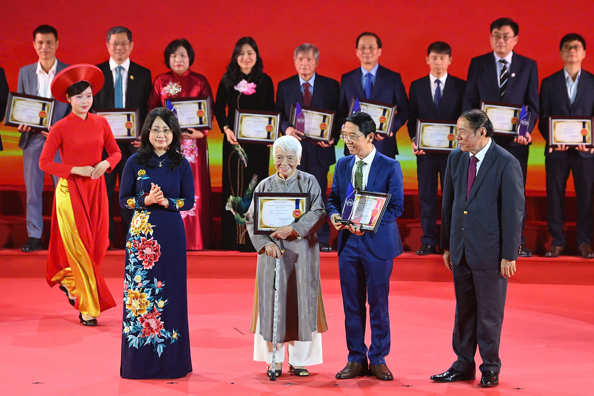 Giải thưởng S&aacute;ch quốc gia: S&aacute;ch lịch sử - khoa học thắng '&aacute;p đảo'- Ảnh 5.