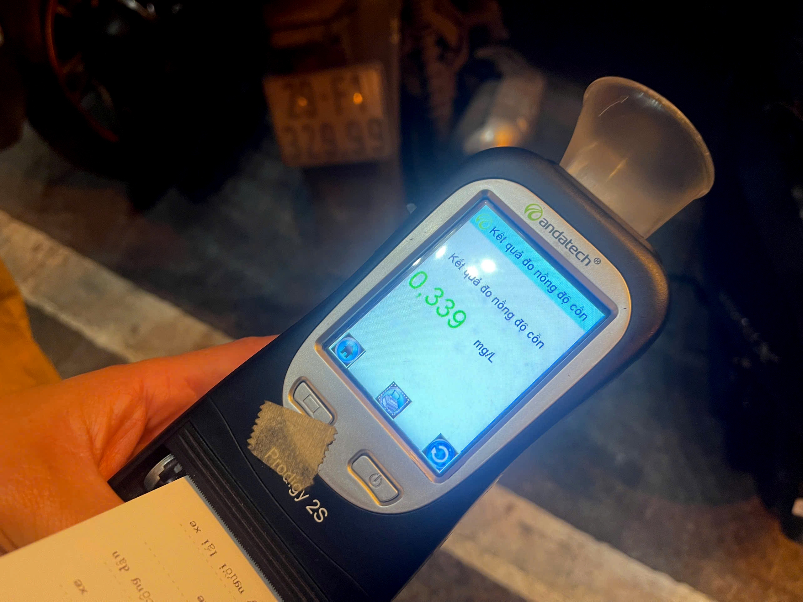 CSGT H&agrave; Nội đồng loạt kiểm tra nồng độ cồn đ&ecirc;m 7.3, ph&aacute;t hiện h&agrave;ng trăm người vi phạm- Ảnh 8.