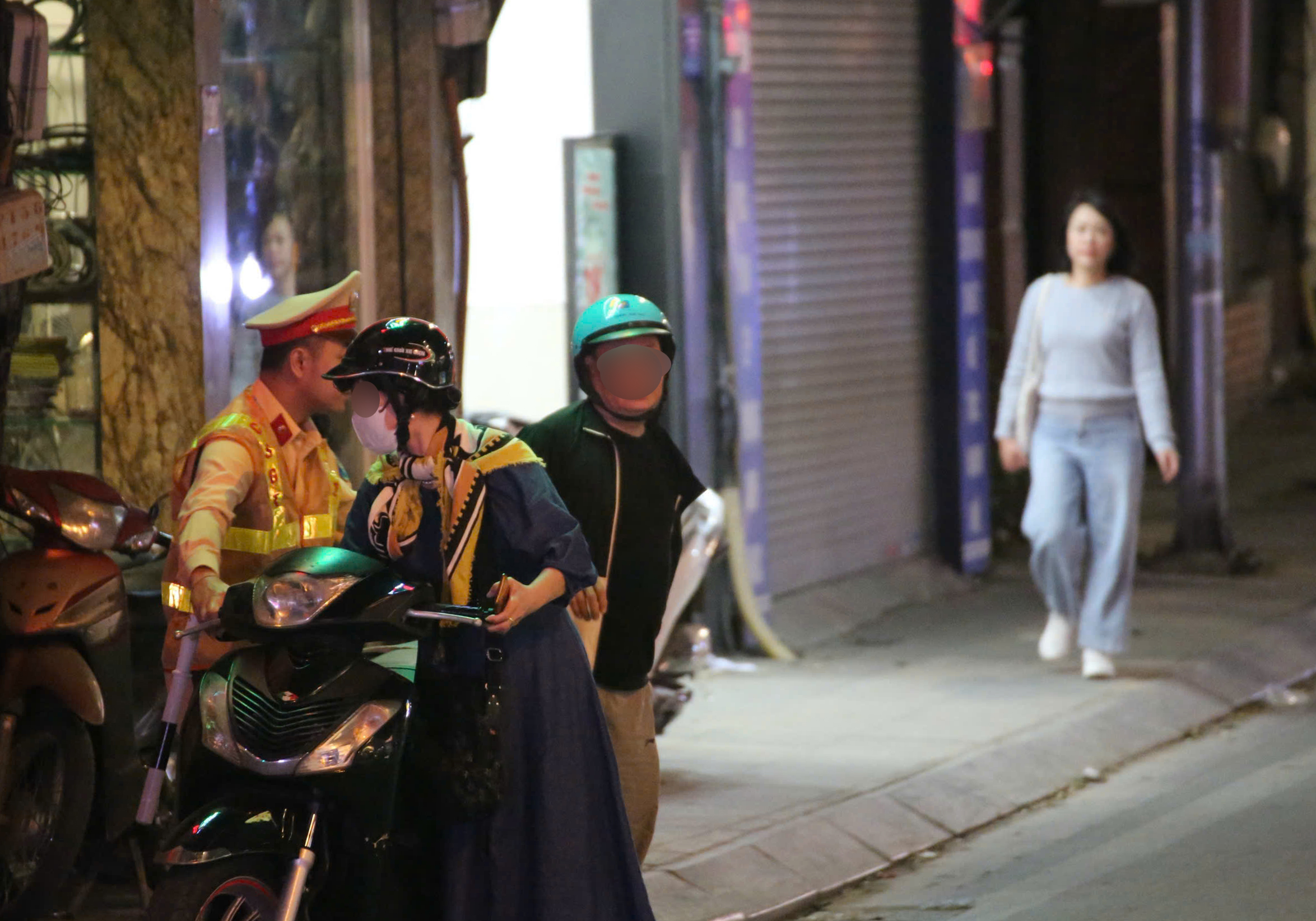 CSGT H&agrave; Nội đồng loạt kiểm tra nồng độ cồn đ&ecirc;m 7.3, ph&aacute;t hiện h&agrave;ng trăm người vi phạm- Ảnh 4.