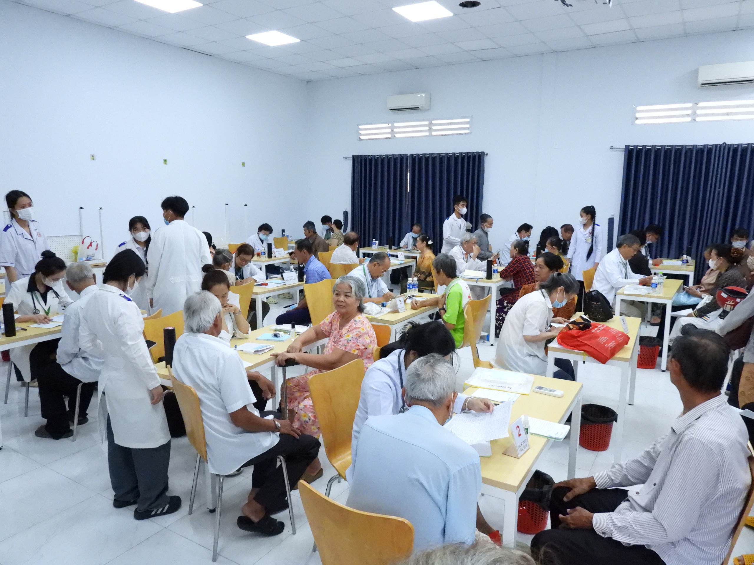 Trường đại học Cửu Long tổ chức khám bệnh giúp người dân- Ảnh 1.