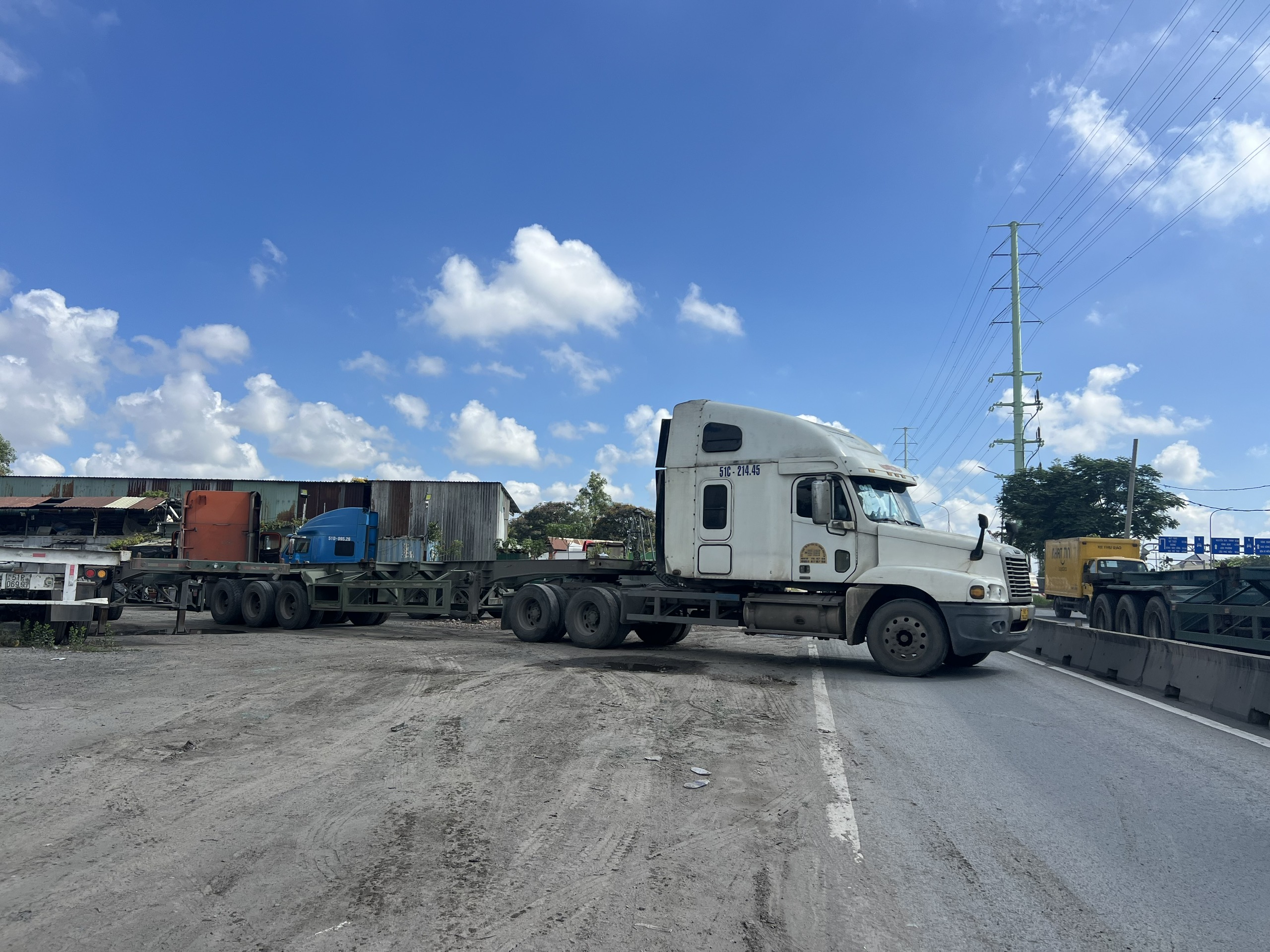 Hàng loạt vi phạm tại các bãi xe trái phép, phường Cát Lái ra quân xử lý - Ảnh 5.