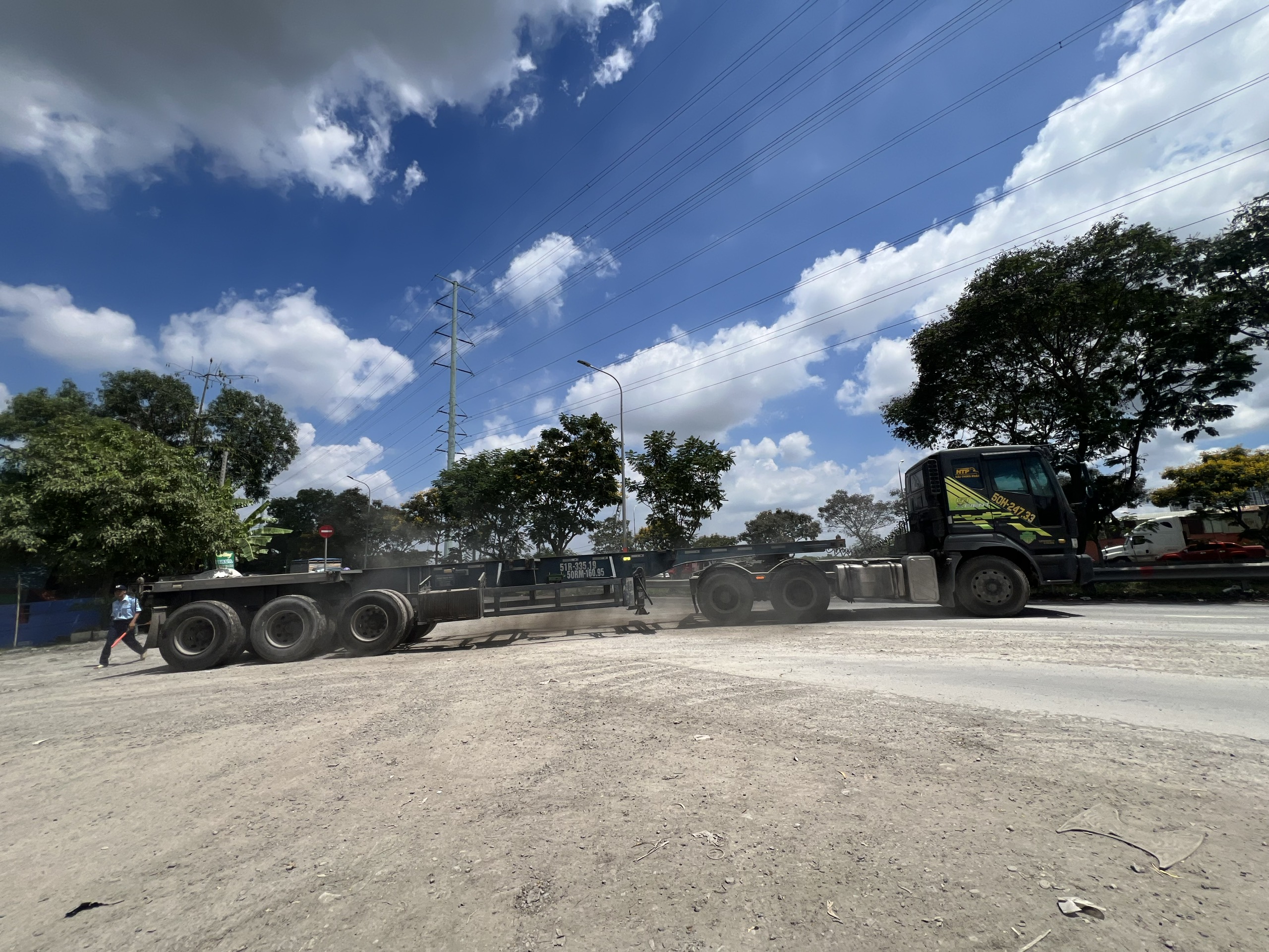 Hàng loạt vi phạm tại các bãi xe trái phép, phường Cát Lái ra quân xử lý - Ảnh 9.