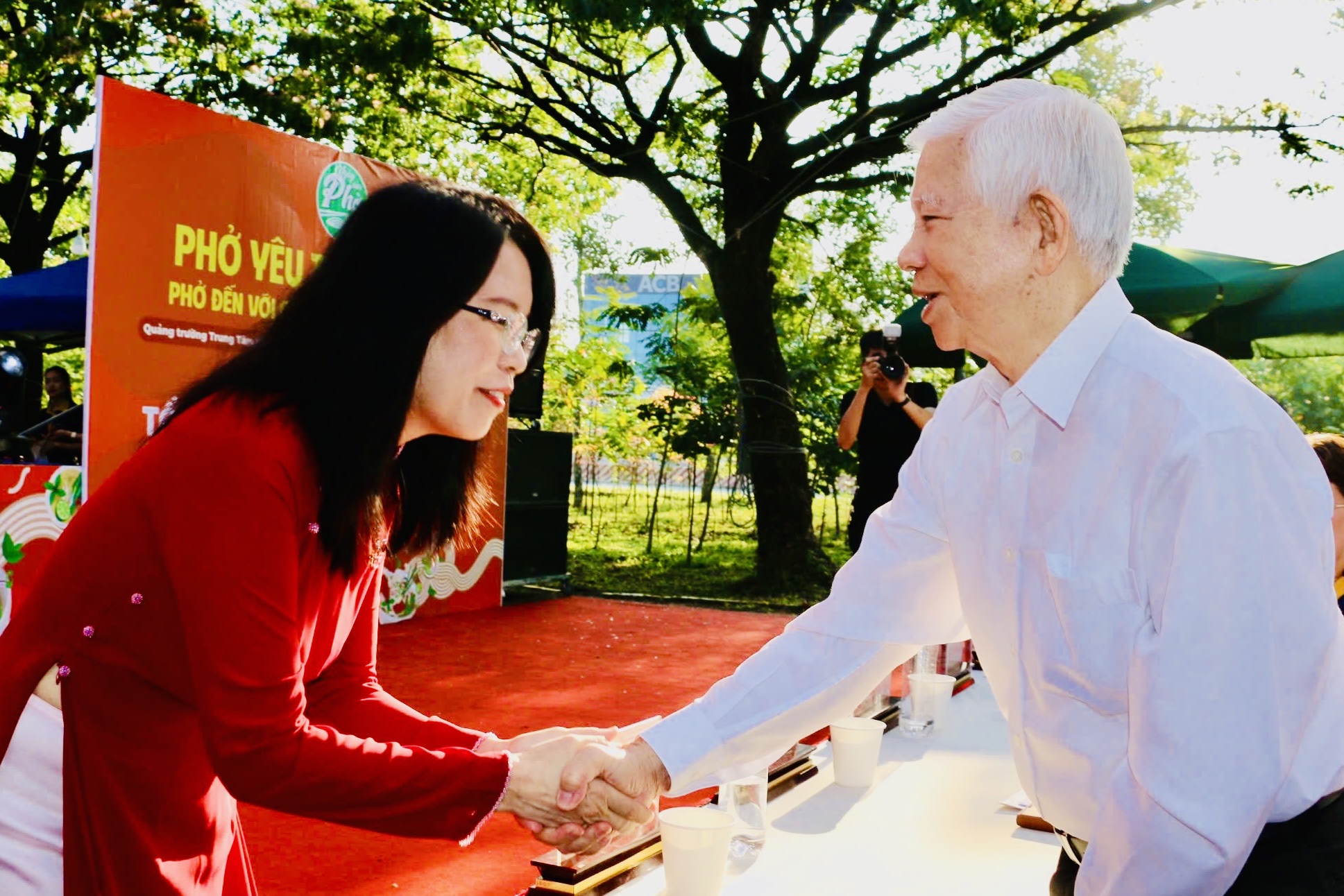 H&agrave;ng ng&agrave;n thanh ni&ecirc;n c&ocirc;ng nh&acirc;n tham dự Phở y&ecirc;u thương c&ugrave;ng B&iacute; thư Trung ương Đo&agrave;n - Ảnh 1.