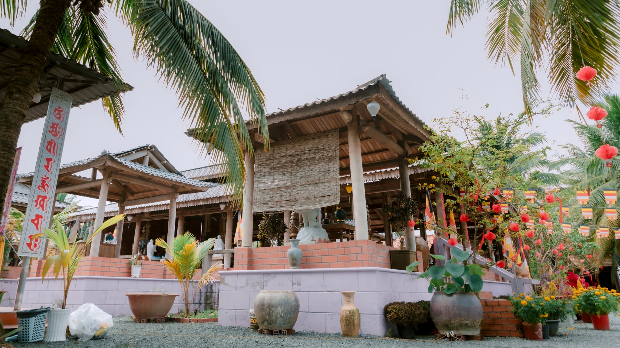 Khám phá ngôi chùa gỗ dừa độc đáo bên dòng Hàm Luông Tại Vĩnh Long - Ảnh 10.