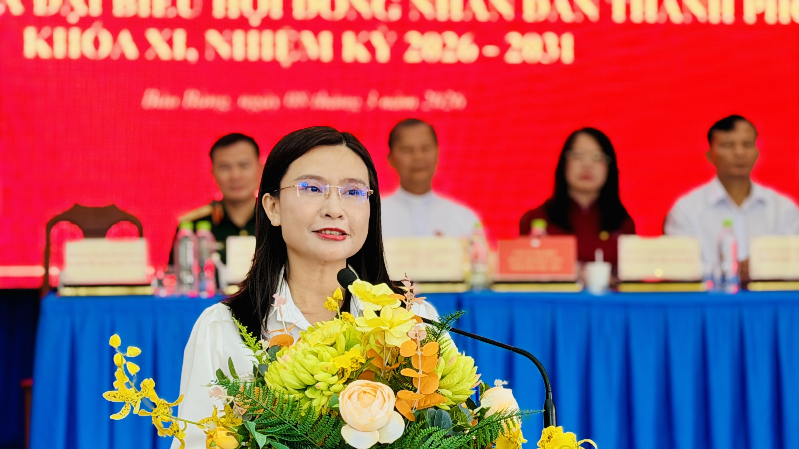 Tiếp x&uacute;c cử tri TP.HCM: Ứng cử vi&ecirc;n đại biểu Quốc hội khẳng định kh&ocirc;ng hứa su&ocirc;ng - Ảnh 1.