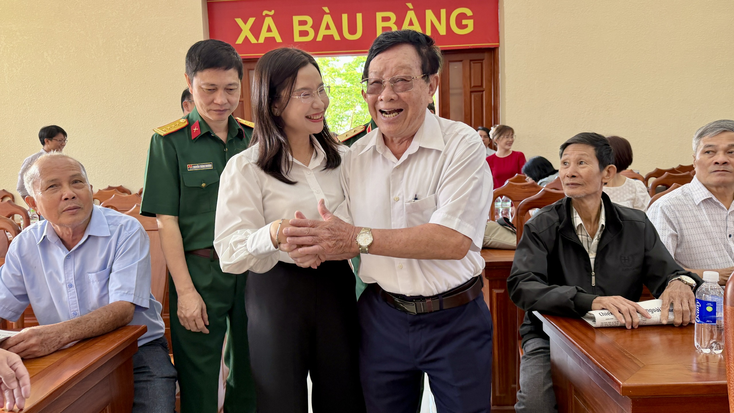 Tiếp x&uacute;c cử tri TP.HCM: Ứng cử vi&ecirc;n đại biểu Quốc hội khẳng định kh&ocirc;ng hứa su&ocirc;ng - Ảnh 2.