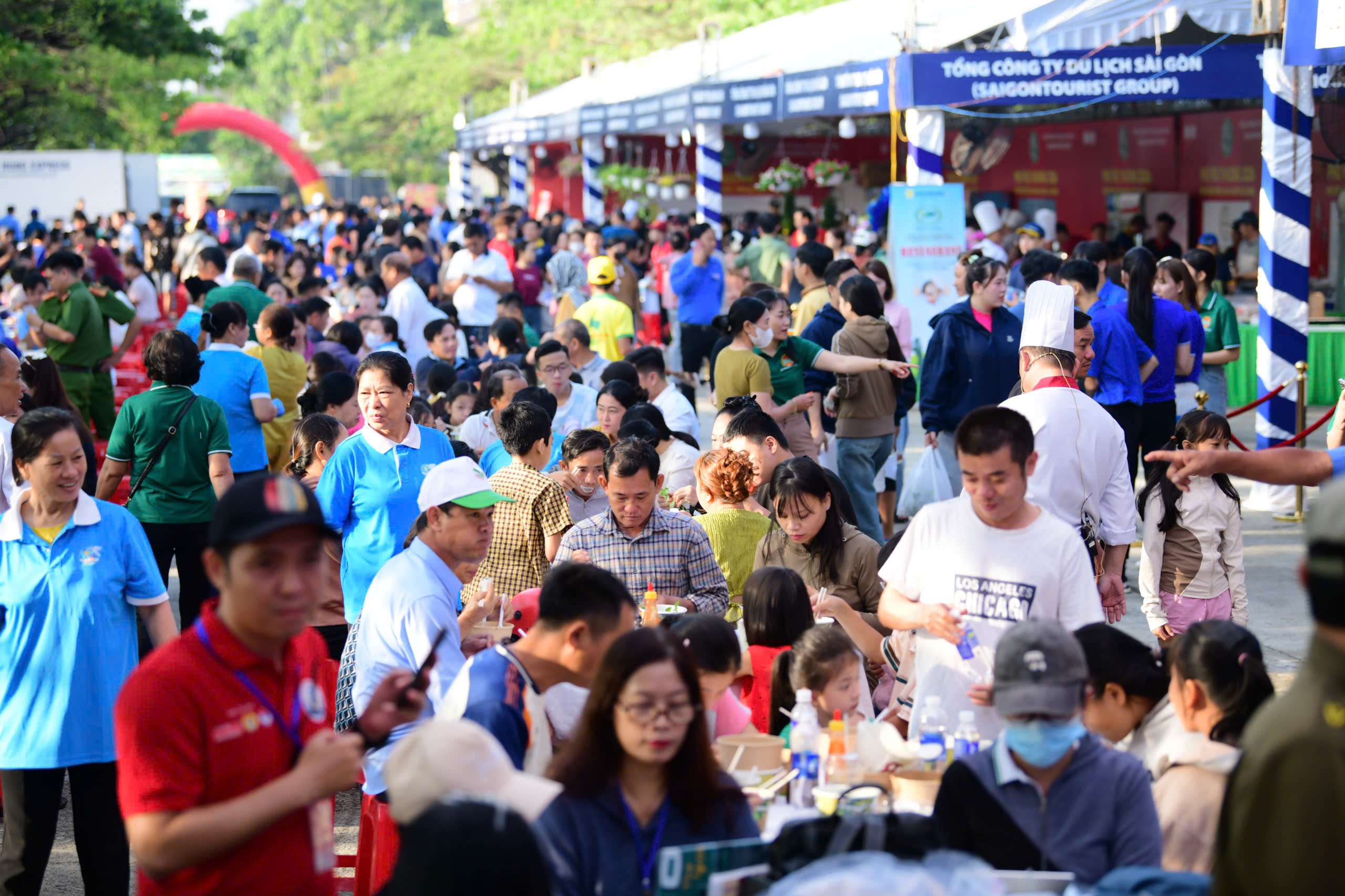H&agrave;ng ng&agrave;n thanh ni&ecirc;n c&ocirc;ng nh&acirc;n tham dự Phở y&ecirc;u thương - Ảnh 5.
