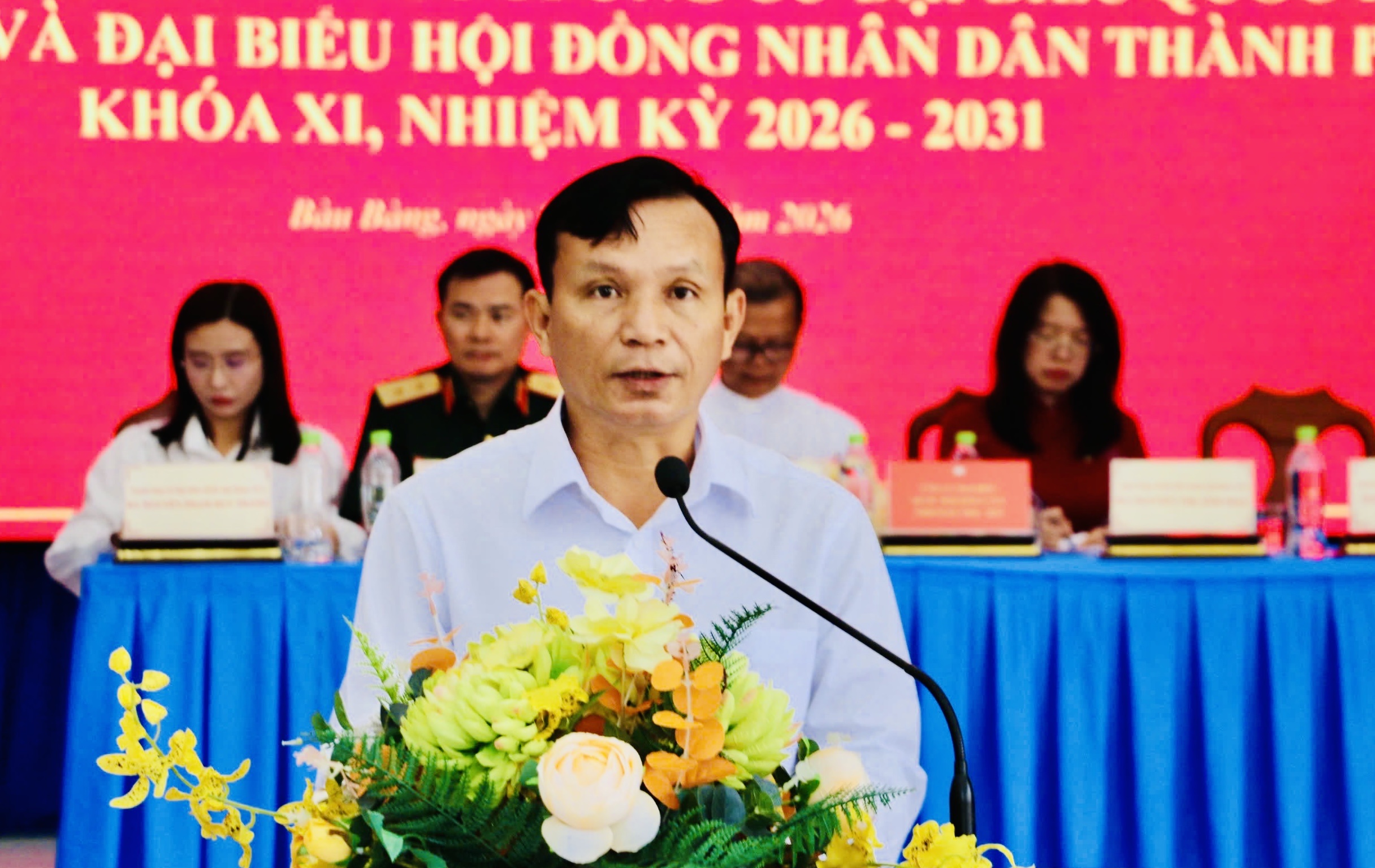 Tiếp x&uacute;c cử tri TP.HCM: Ứng cử vi&ecirc;n đại biểu Quốc hội khẳng định kh&ocirc;ng hứa su&ocirc;ng - Ảnh 6.