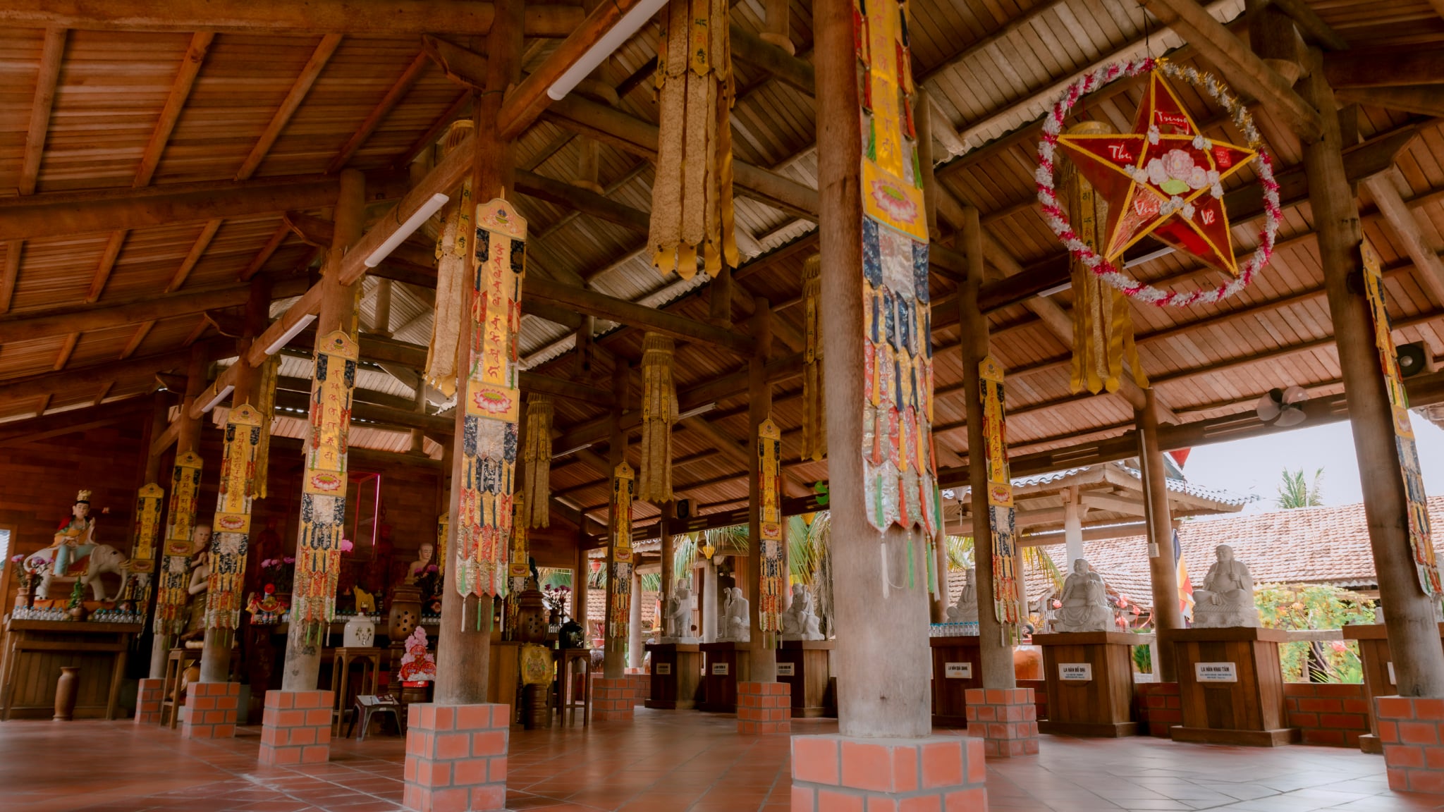 Khám phá ngôi chùa gỗ dừa độc đáo bên dòng Hàm Luông Tại Vĩnh Long - Ảnh 3.