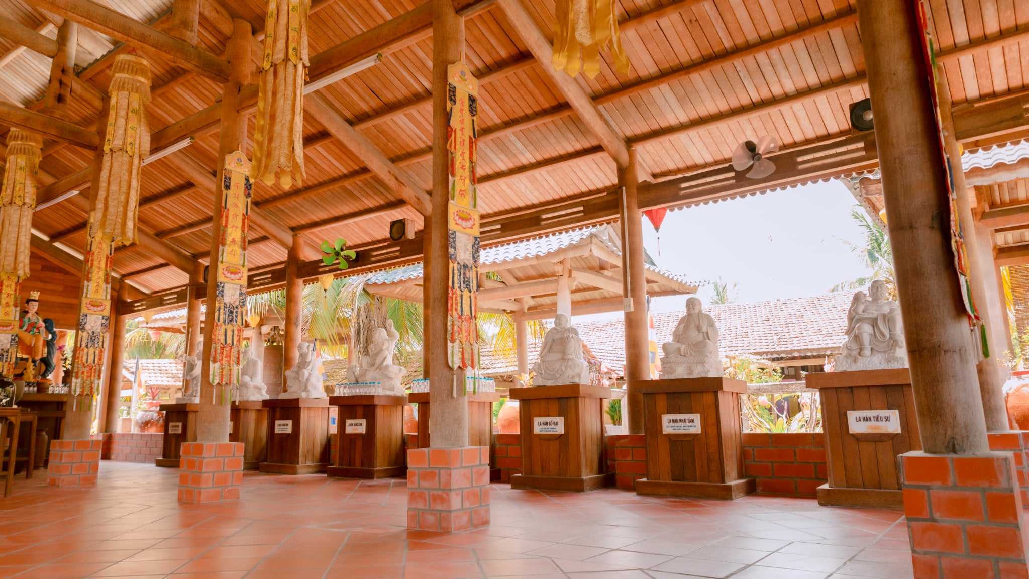 Khám phá ngôi chùa gỗ dừa độc đáo bên dòng Hàm Luông Tại Vĩnh Long - Ảnh 4.