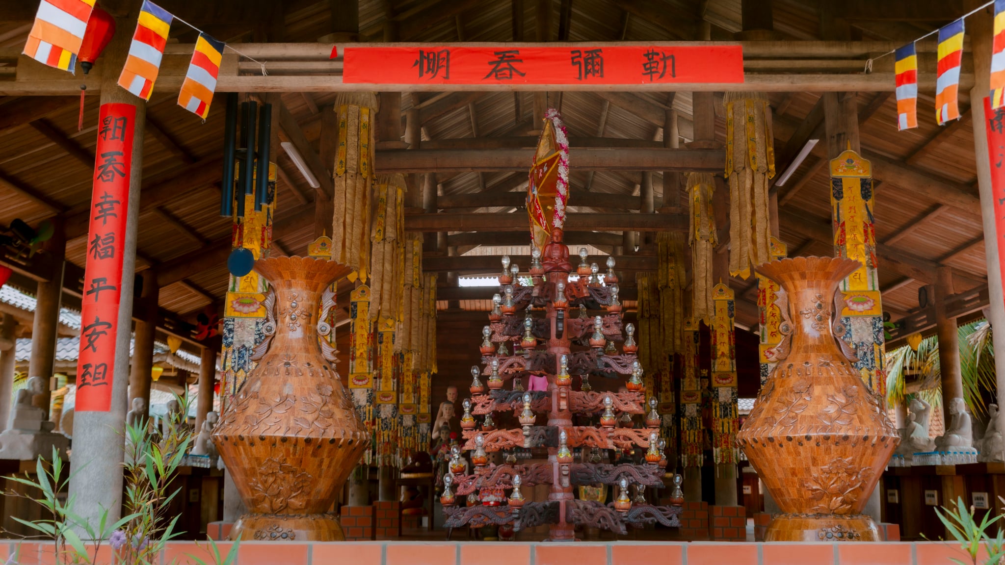 Khám phá ngôi chùa gỗ dừa độc đáo bên dòng Hàm Luông Tại Vĩnh Long - Ảnh 6.