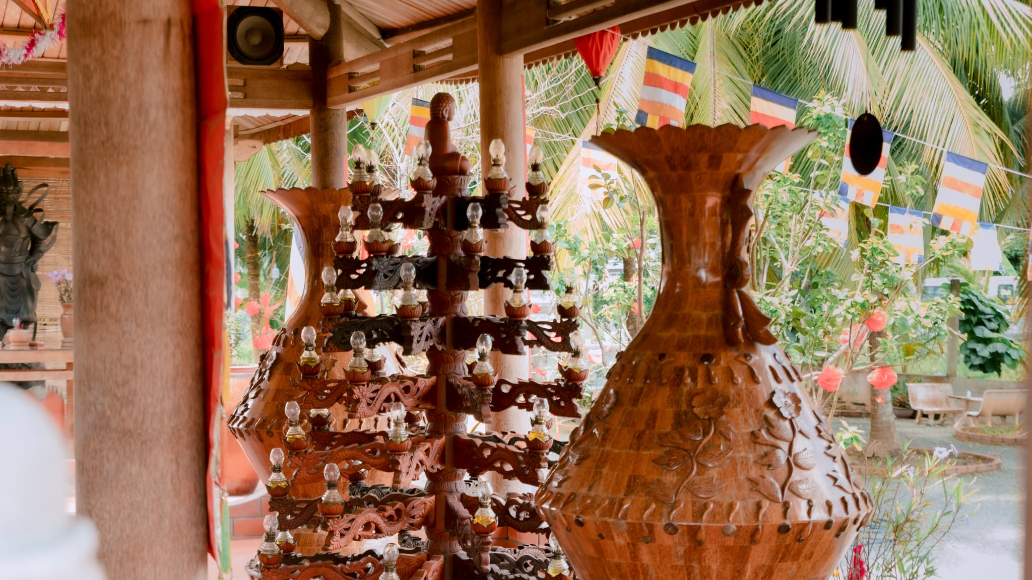 Khám phá ngôi chùa gỗ dừa độc đáo bên dòng Hàm Luông Tại Vĩnh Long - Ảnh 7.