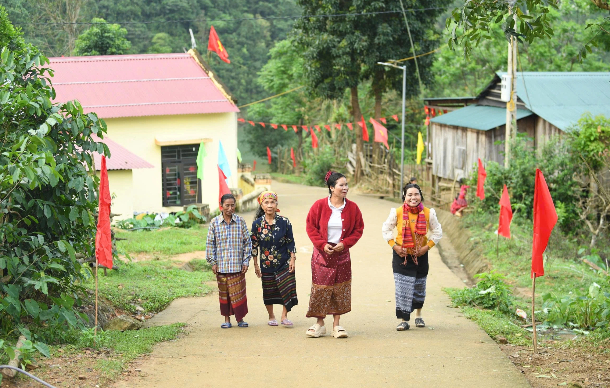 Bà con Vân Kiều dậy sớm tham gia bầu cử ở vùng núi Quảng Trị năm 2026 - Ảnh 1.