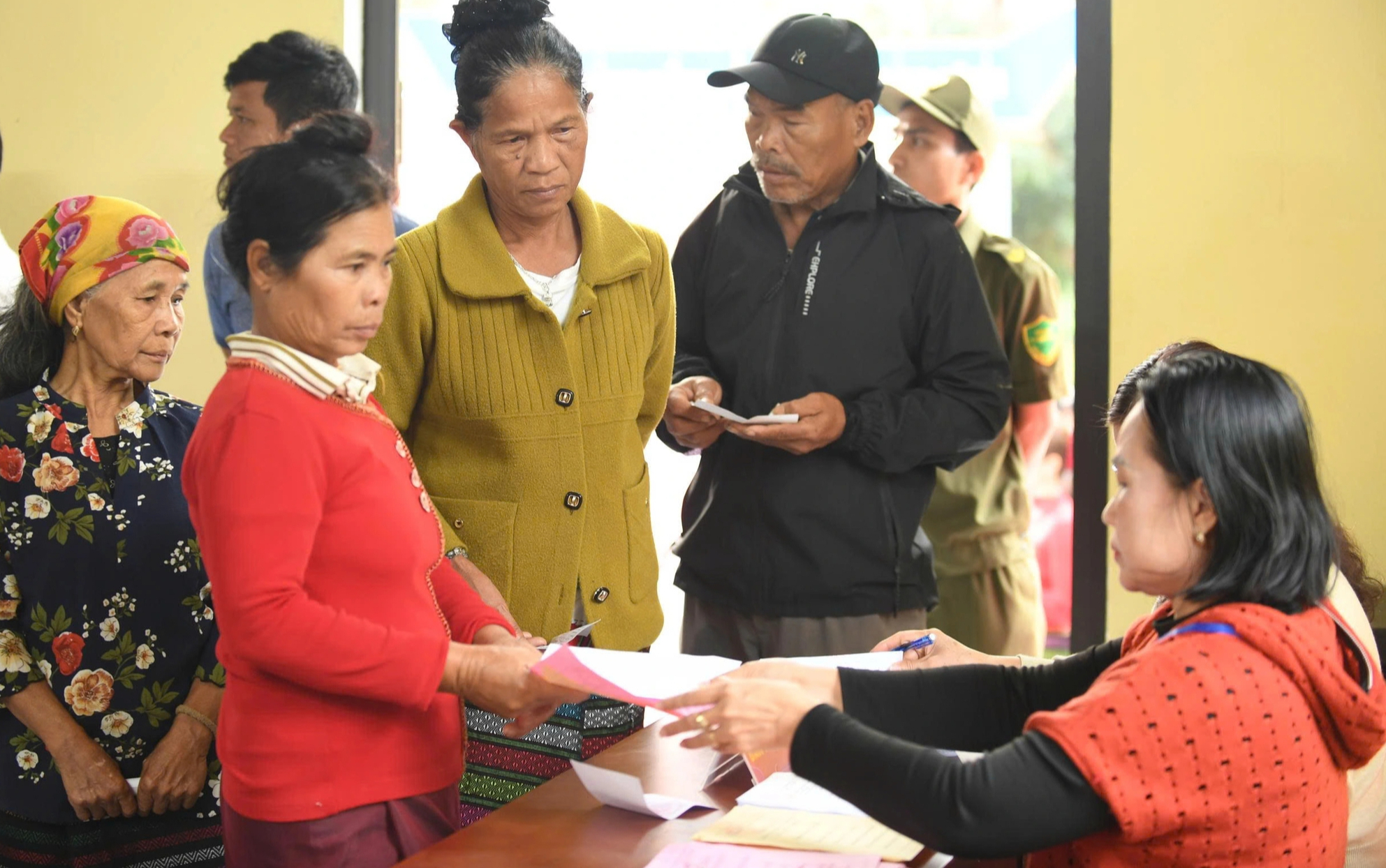 Bà con Vân Kiều dậy sớm tham gia bầu cử ở vùng núi Quảng Trị năm 2026 - Ảnh 3.