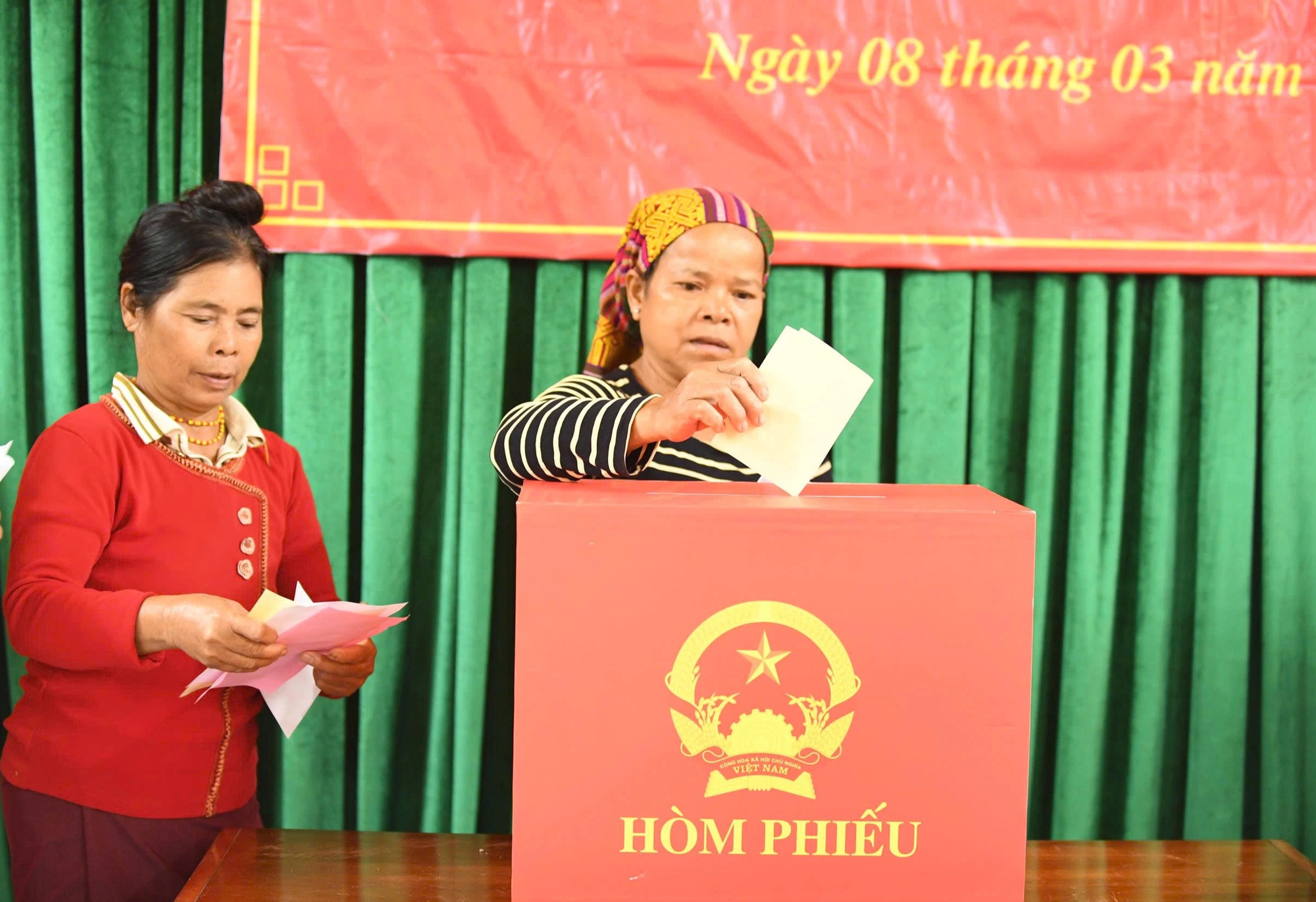 Bà con Vân Kiều dậy sớm tham gia bầu cử ở vùng núi Quảng Trị năm 2026 - Ảnh 4.