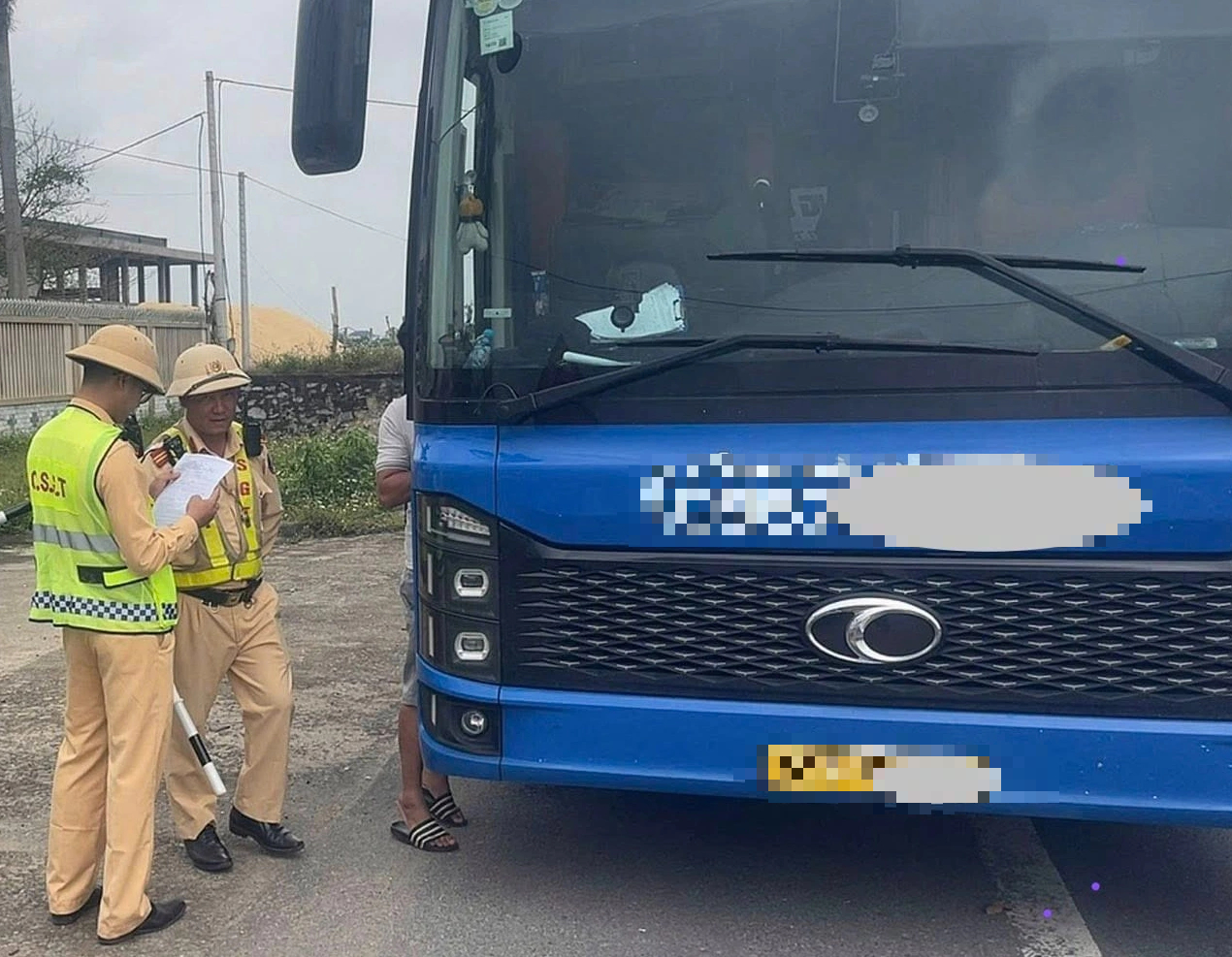 Xe khách 25 chỗ ‘nhồi nhét’ 44 người bị phạt hơn 140 triệu đồng- Ảnh 1.