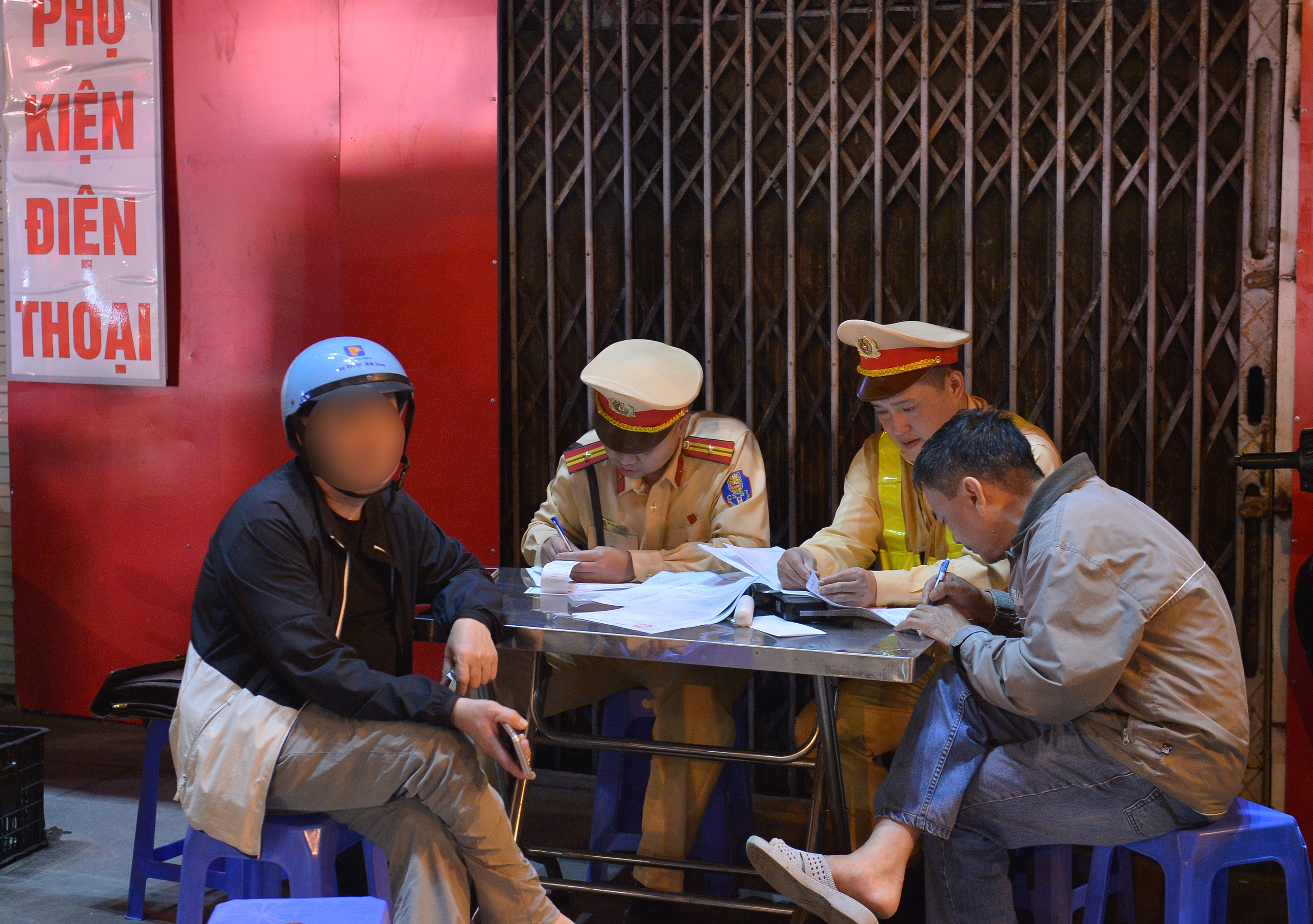 CSGT H&agrave; Nội đồng loạt kiểm tra nồng độ cồn đ&ecirc;m 7.3, ph&aacute;t hiện h&agrave;ng trăm người vi phạm- Ảnh 11.