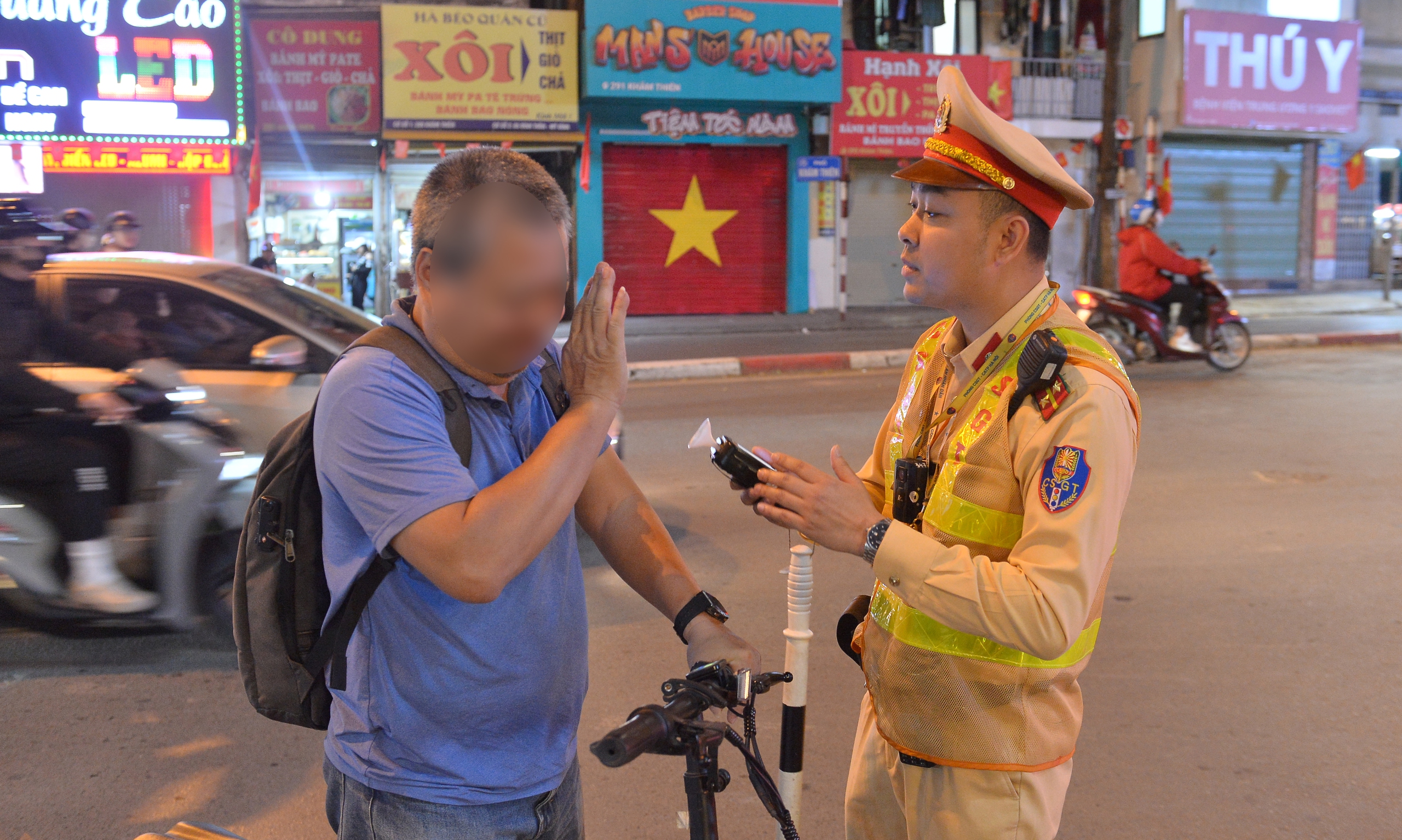 CSGT H&agrave; Nội đồng loạt kiểm tra nồng độ cồn đ&ecirc;m 7.3, ph&aacute;t hiện h&agrave;ng trăm người vi phạm- Ảnh 7.