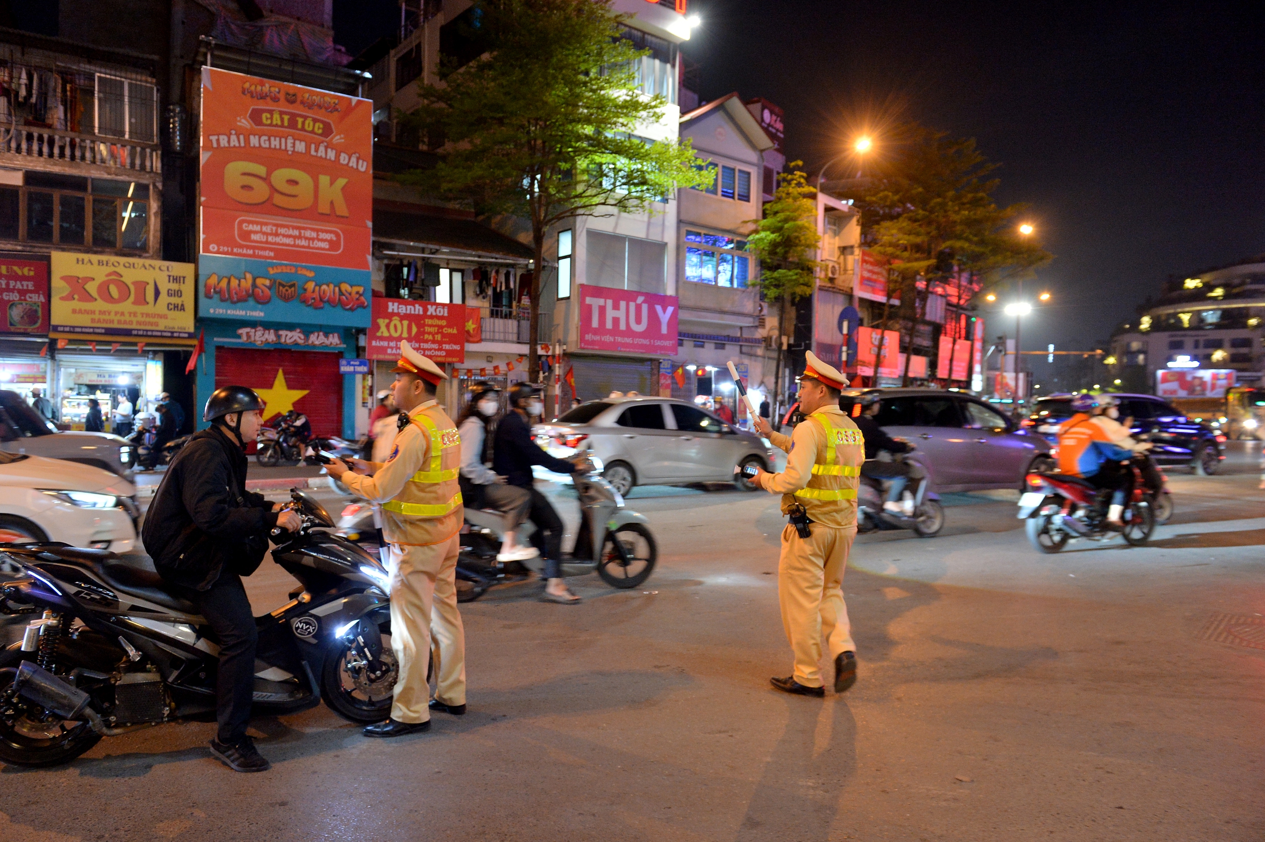 CSGT H&agrave; Nội đồng loạt kiểm tra nồng độ cồn đ&ecirc;m 7.3, ph&aacute;t hiện h&agrave;ng trăm người vi phạm- Ảnh 1.