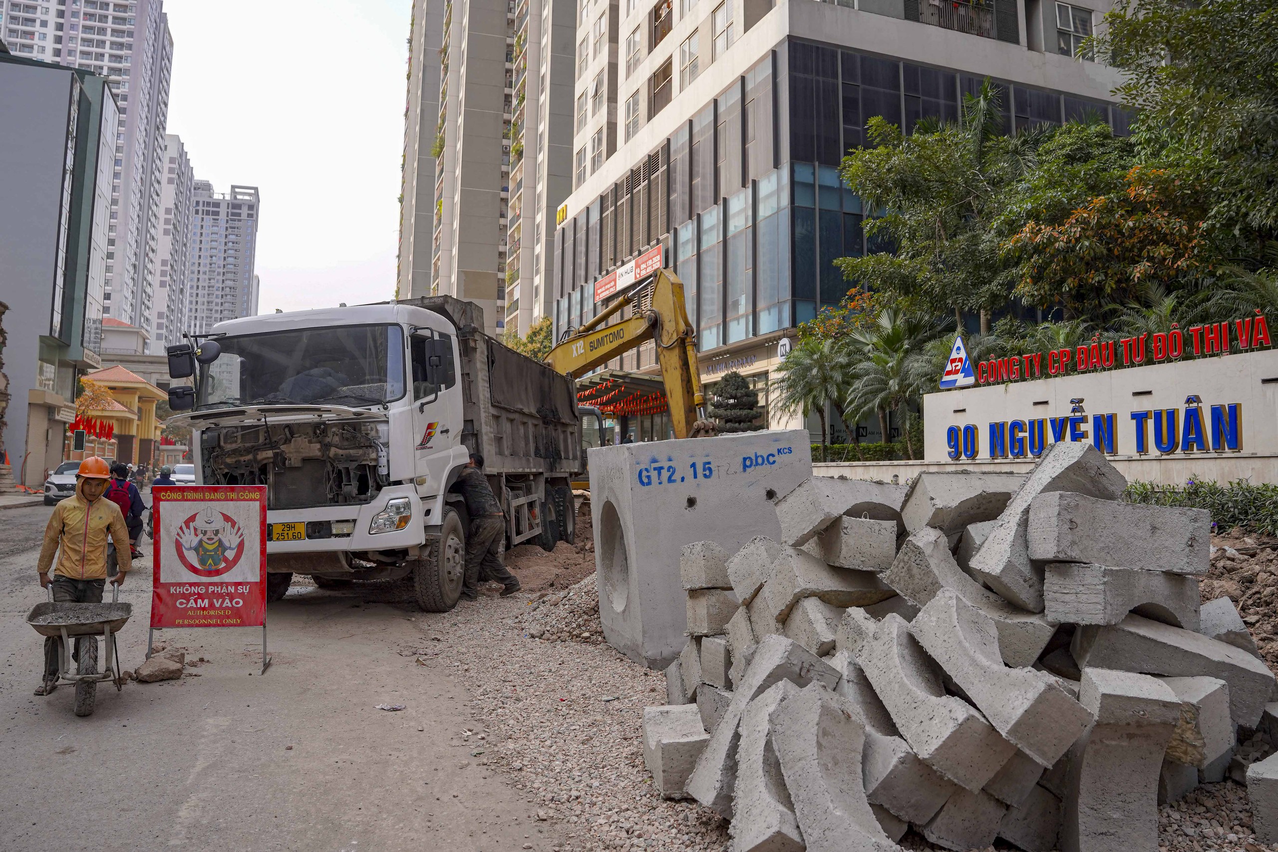 Chậm tiến độ, đường Nguyễn Tuân vẫn bụi mù mịt- Ảnh 10. Chậm tiến độ, đường Nguyễn Tuân vẫn bụi mù mịt- Ảnh 10.