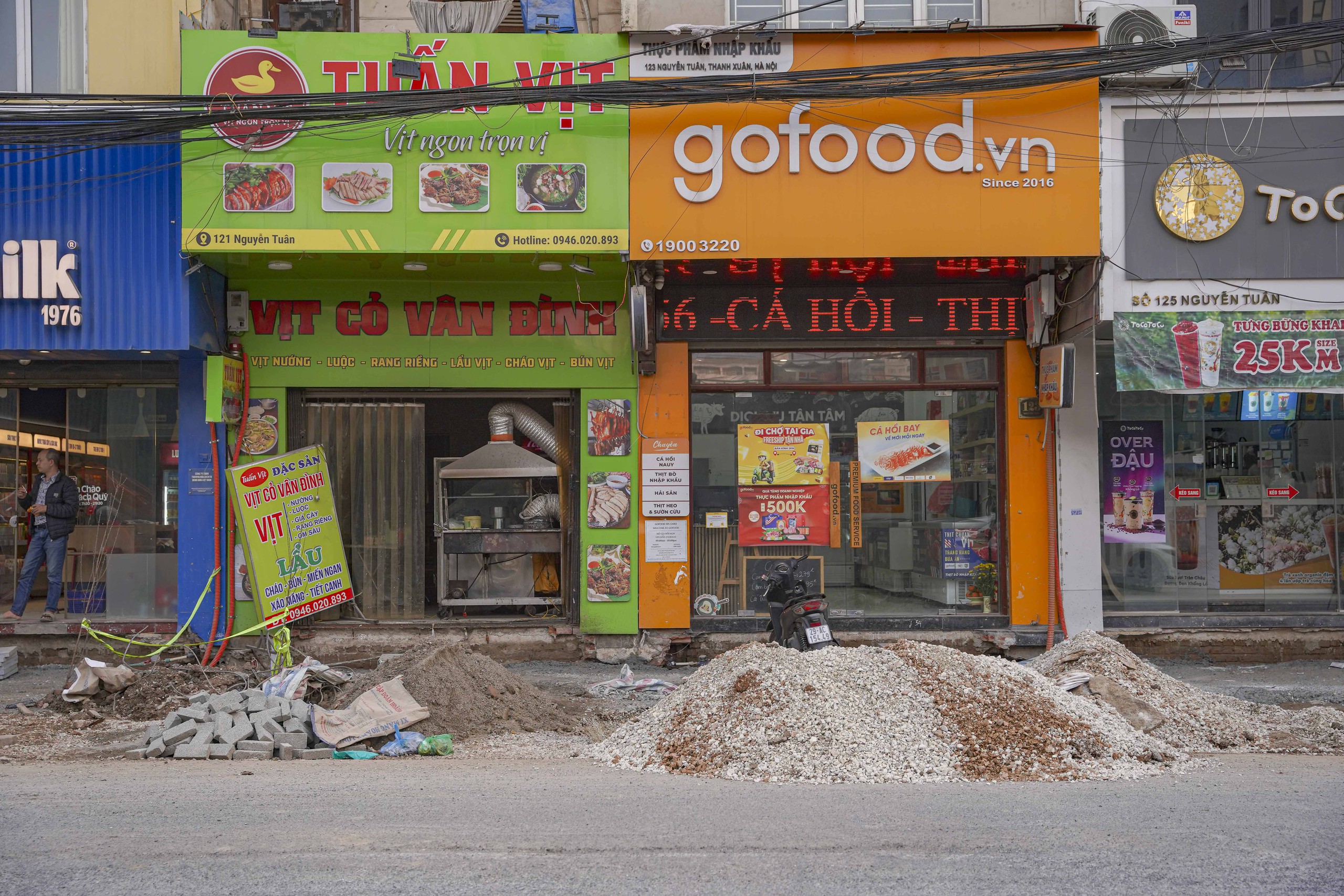 Chậm tiến độ, đường Nguyễn Tuân vẫn bụi mù mịt- Ảnh 12. Chậm tiến độ, đường Nguyễn Tuân vẫn bụi mù mịt- Ảnh 12.