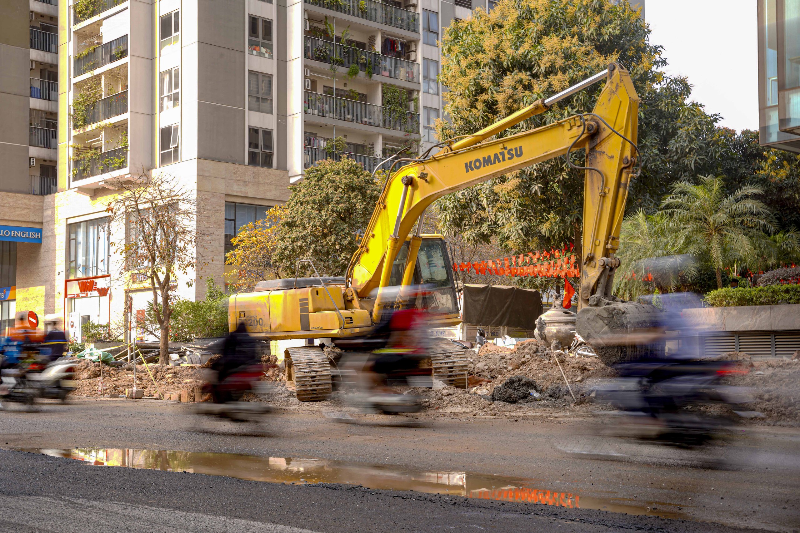 Chậm tiến độ, đường Nguyễn Tuân vẫn bụi mù mịt- Ảnh 9. Chậm tiến độ, đường Nguyễn Tuân vẫn bụi mù mịt- Ảnh 9.