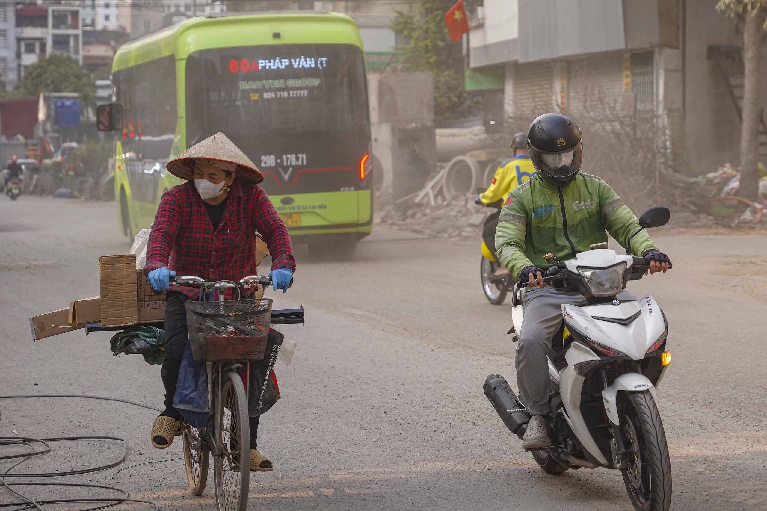 Chậm tiến độ, đường Nguyễn Tuân vẫn bụi mù mịt- Ảnh 2. Chậm tiến độ, đường Nguyễn Tuân vẫn bụi mù mịt- Ảnh 2.