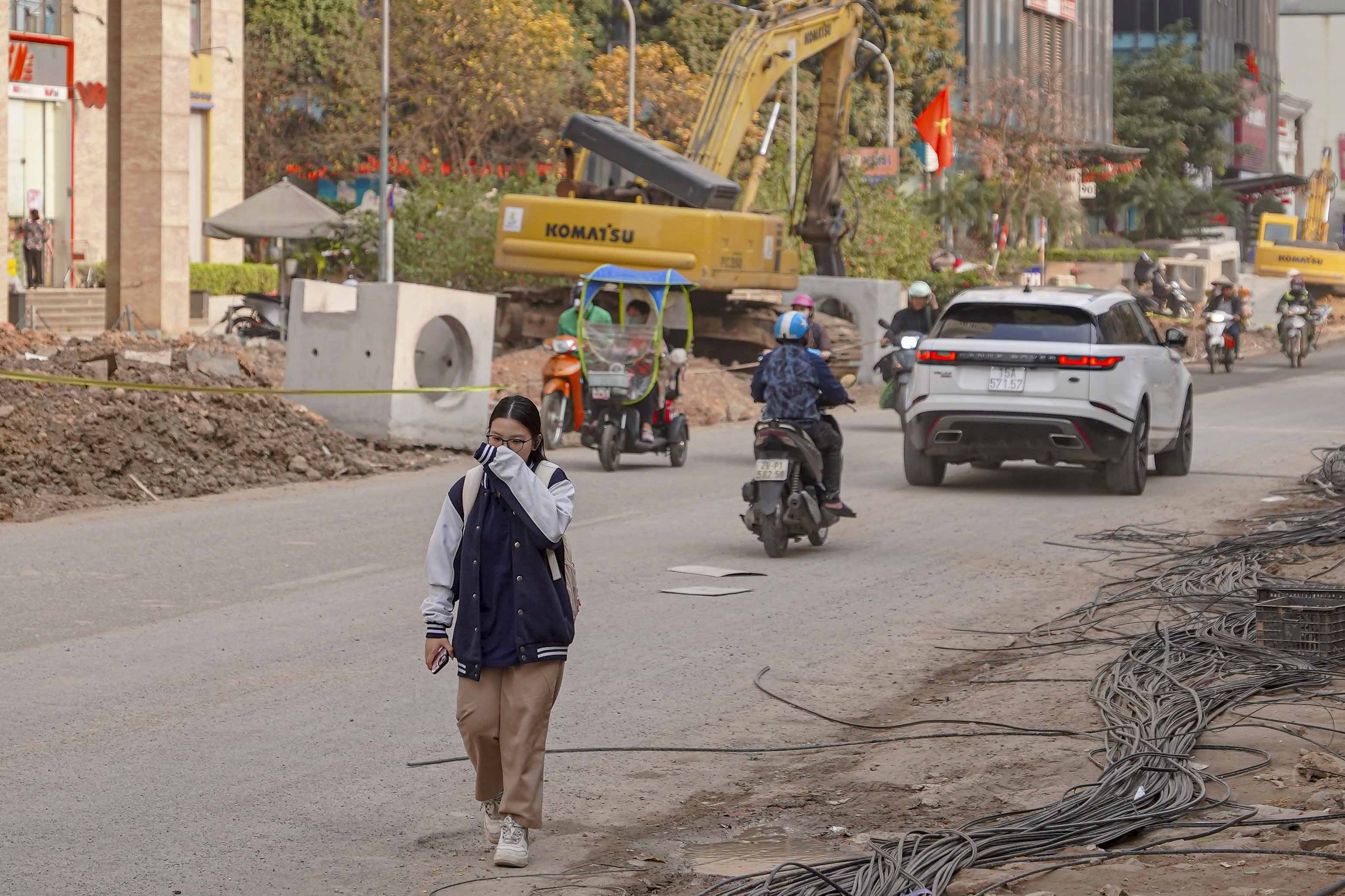 Chậm tiến độ, đường Nguyễn Tuân vẫn bụi mù mịt- Ảnh 3. Chậm tiến độ, đường Nguyễn Tuân vẫn bụi mù mịt- Ảnh 3.