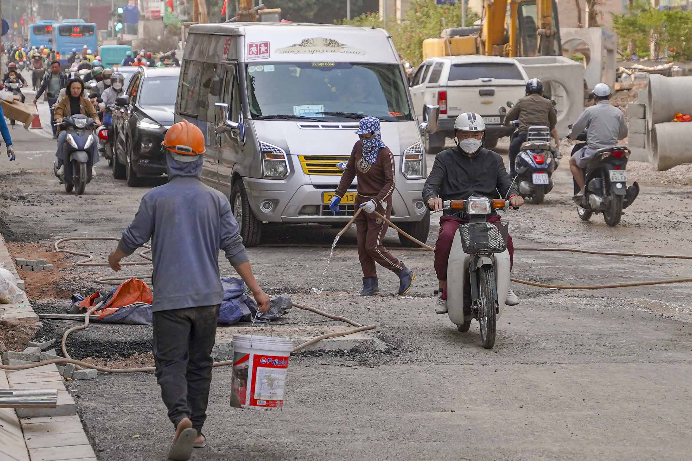 Chậm tiến độ, đường Nguyễn Tuân vẫn bụi mù mịt- Ảnh 7. Chậm tiến độ, đường Nguyễn Tuân vẫn bụi mù mịt- Ảnh 7.