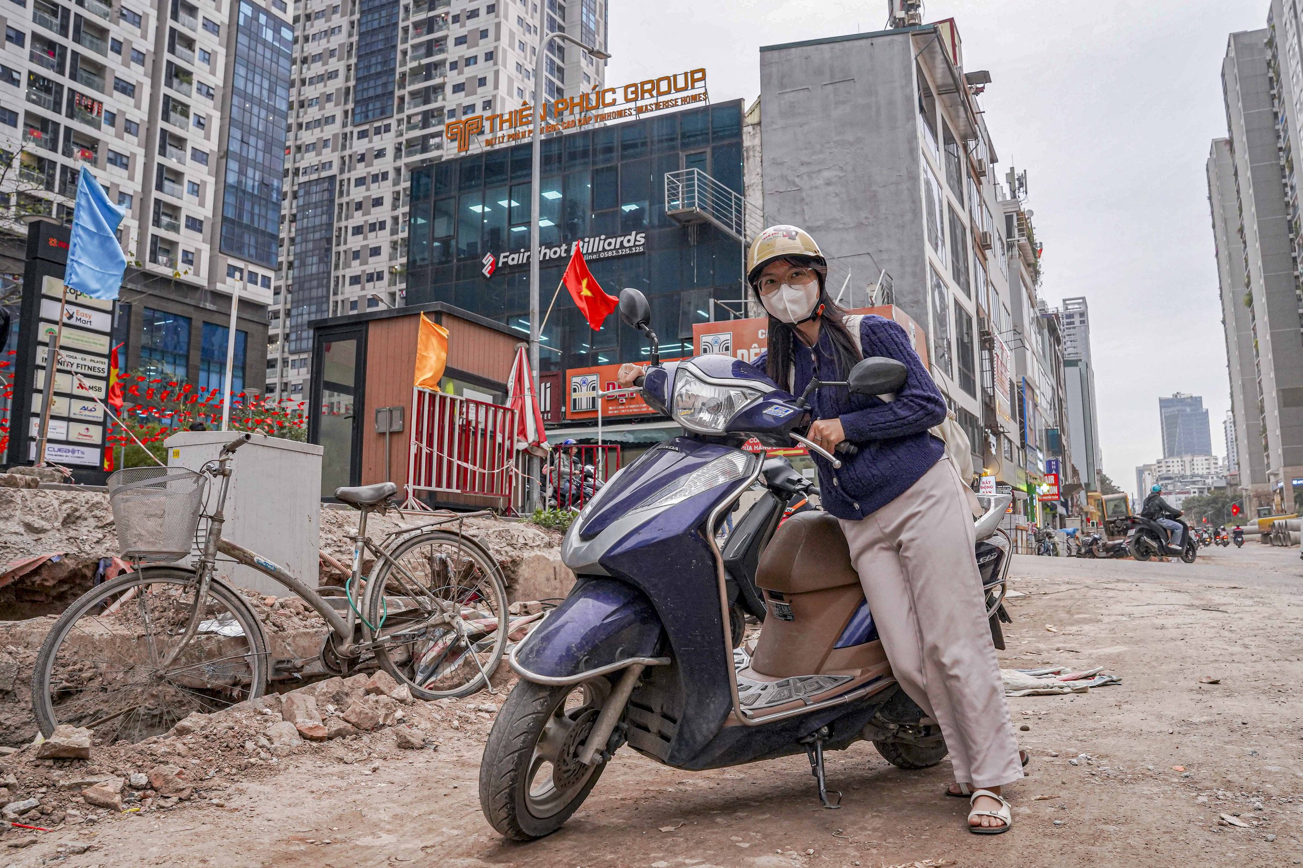 Chậm tiến độ, đường Nguyễn Tuân vẫn bụi mù mịt- Ảnh 6. Chậm tiến độ, đường Nguyễn Tuân vẫn bụi mù mịt- Ảnh 6.