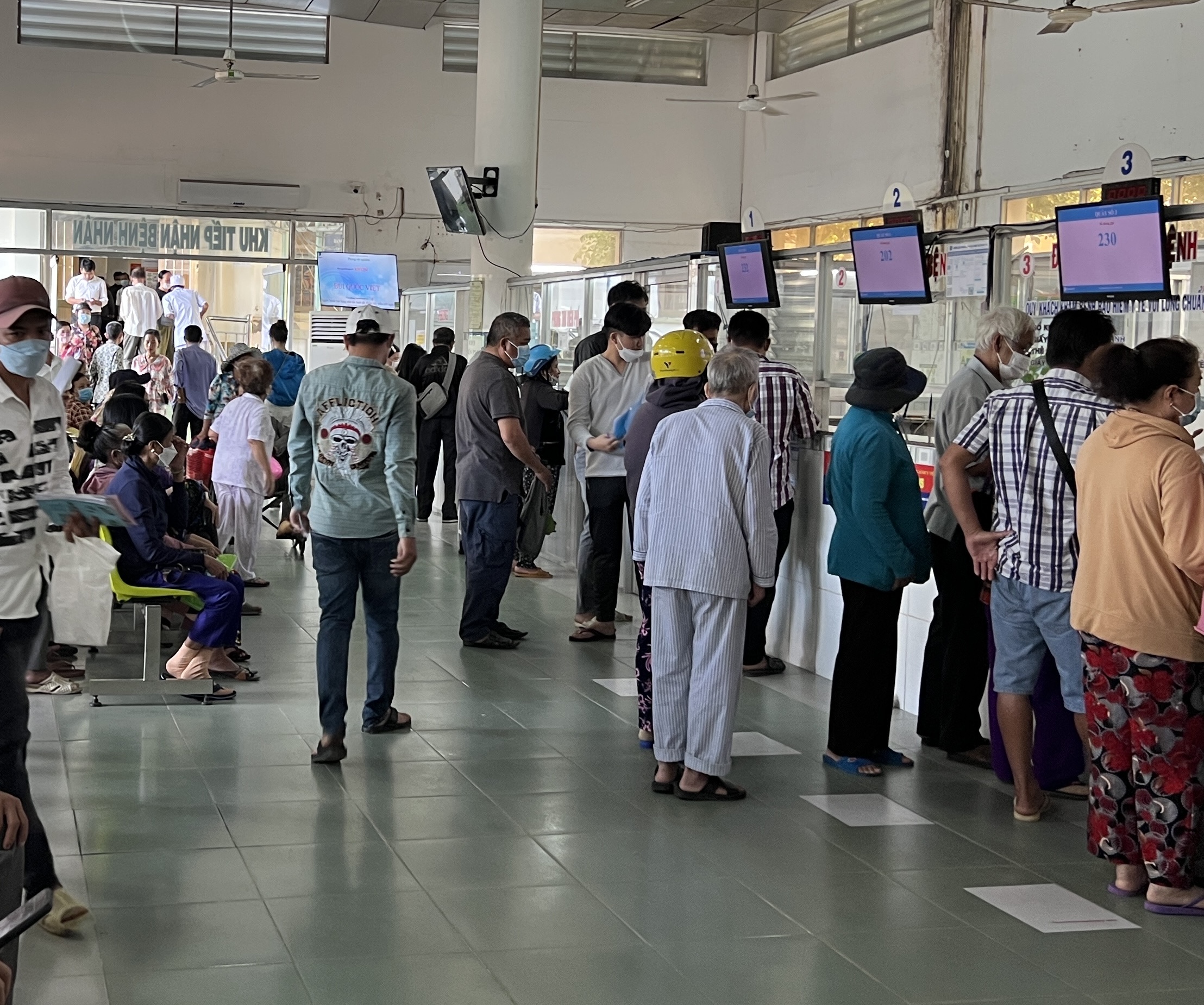 Ngành y tế Cà Mau thiếu nhân lực, nợ lương, nhiều trạm y tế xuống cấp - Ảnh 1.