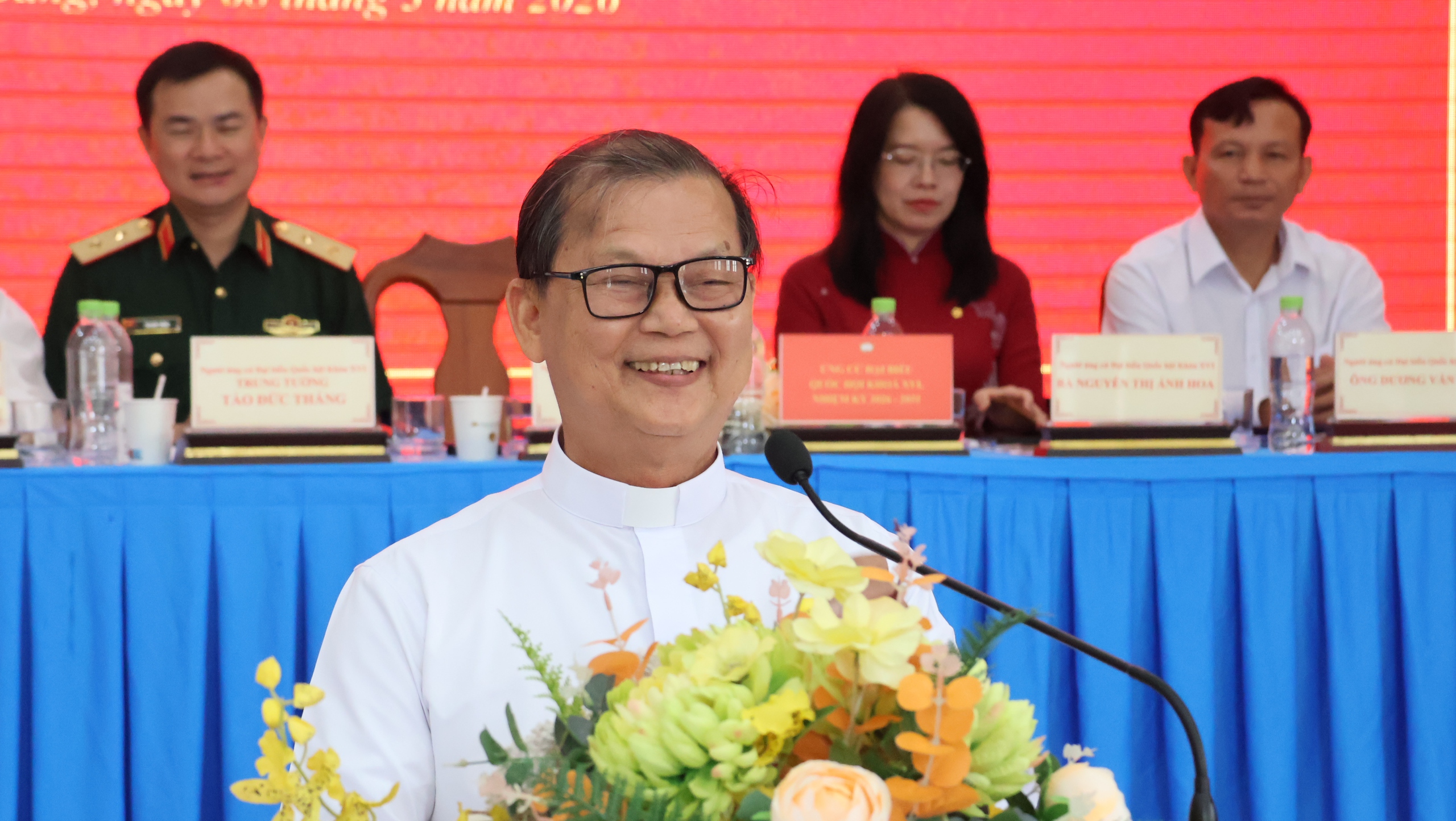 Tiếp x&uacute;c cử tri TP.HCM: Ứng cử vi&ecirc;n đại biểu Quốc hội khẳng định kh&ocirc;ng hứa su&ocirc;ng - Ảnh 3.