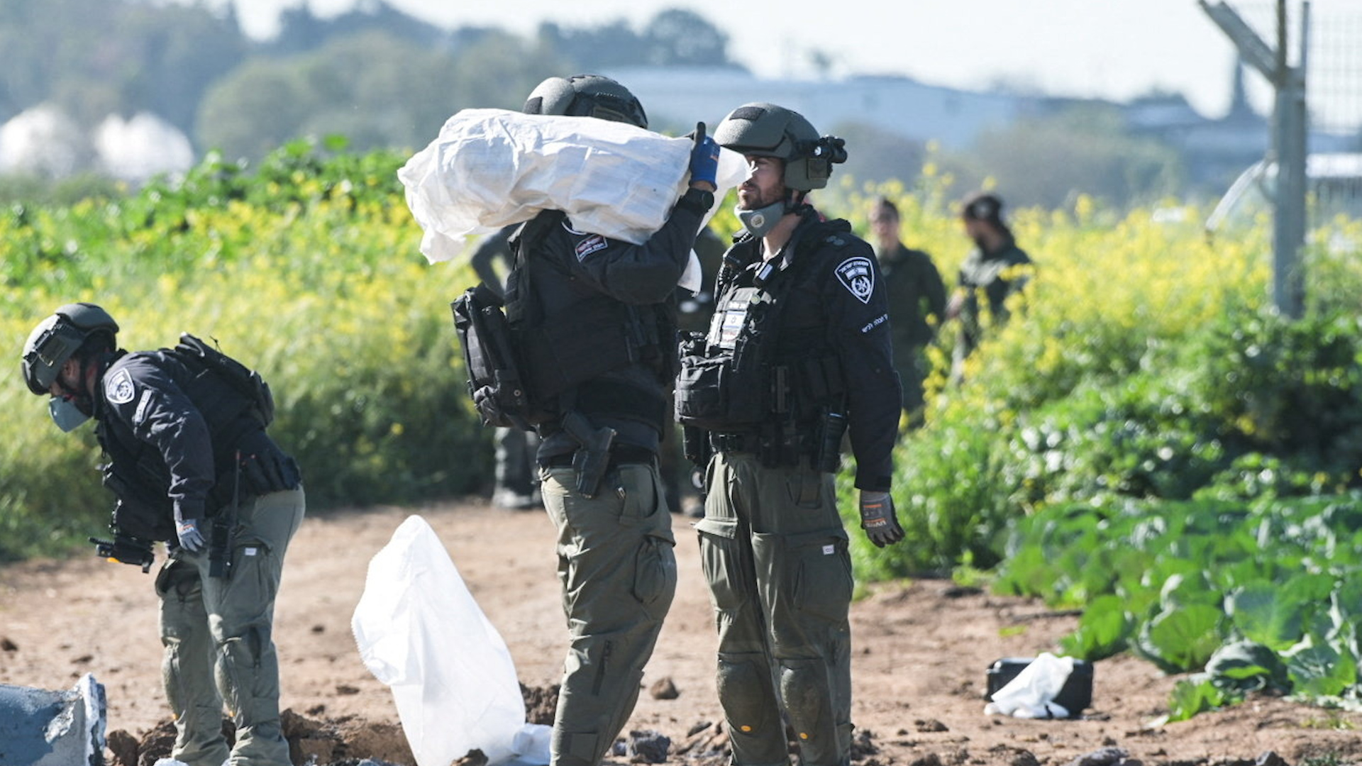 Iran xin lỗi c&aacute;c nước v&ugrave;ng Vịnh nhưng chiến tranh vẫn tiếp diễn khắp khu vực - Ảnh 1.