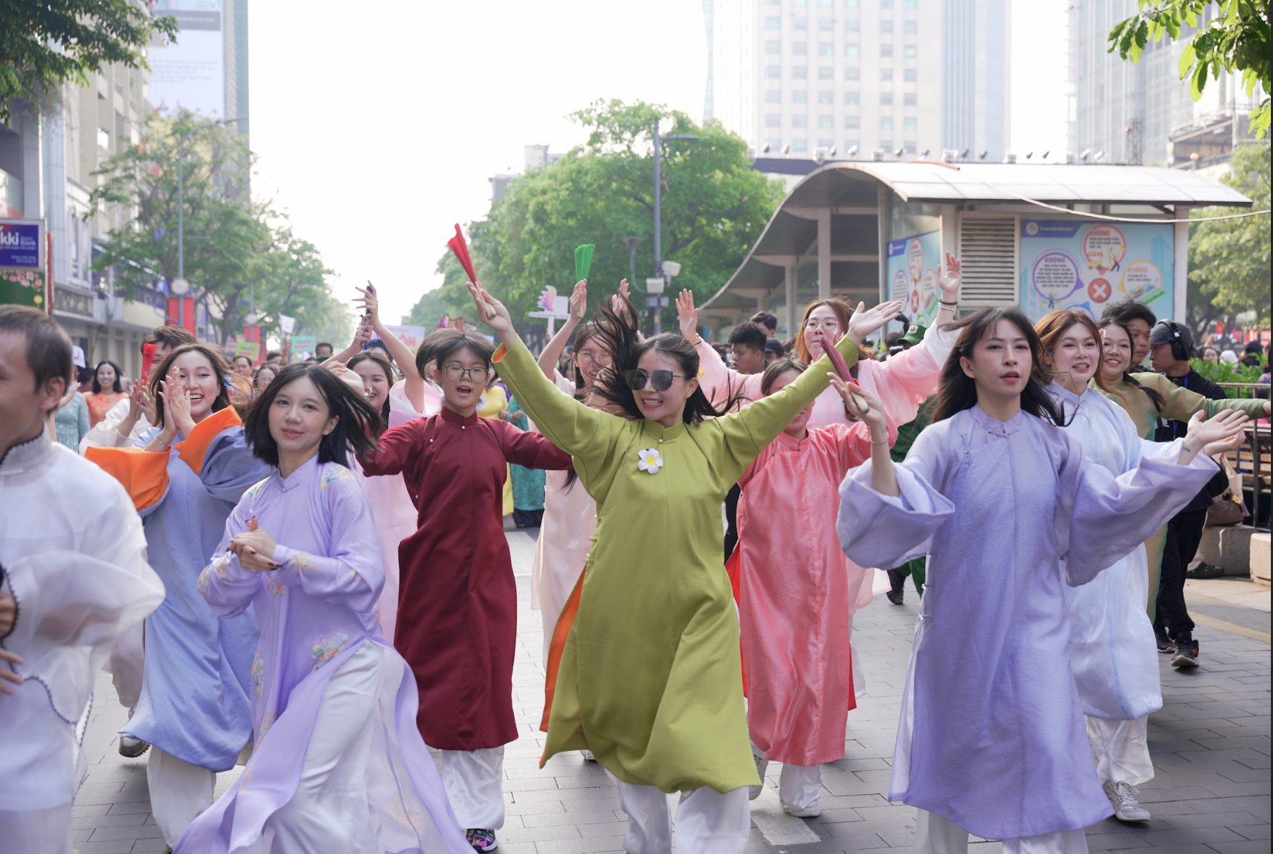 TP.HCM đồng diễn &aacute;o d&agrave;i khắp th&agrave;nh phố ng&agrave;y 8.3- Ảnh 9.