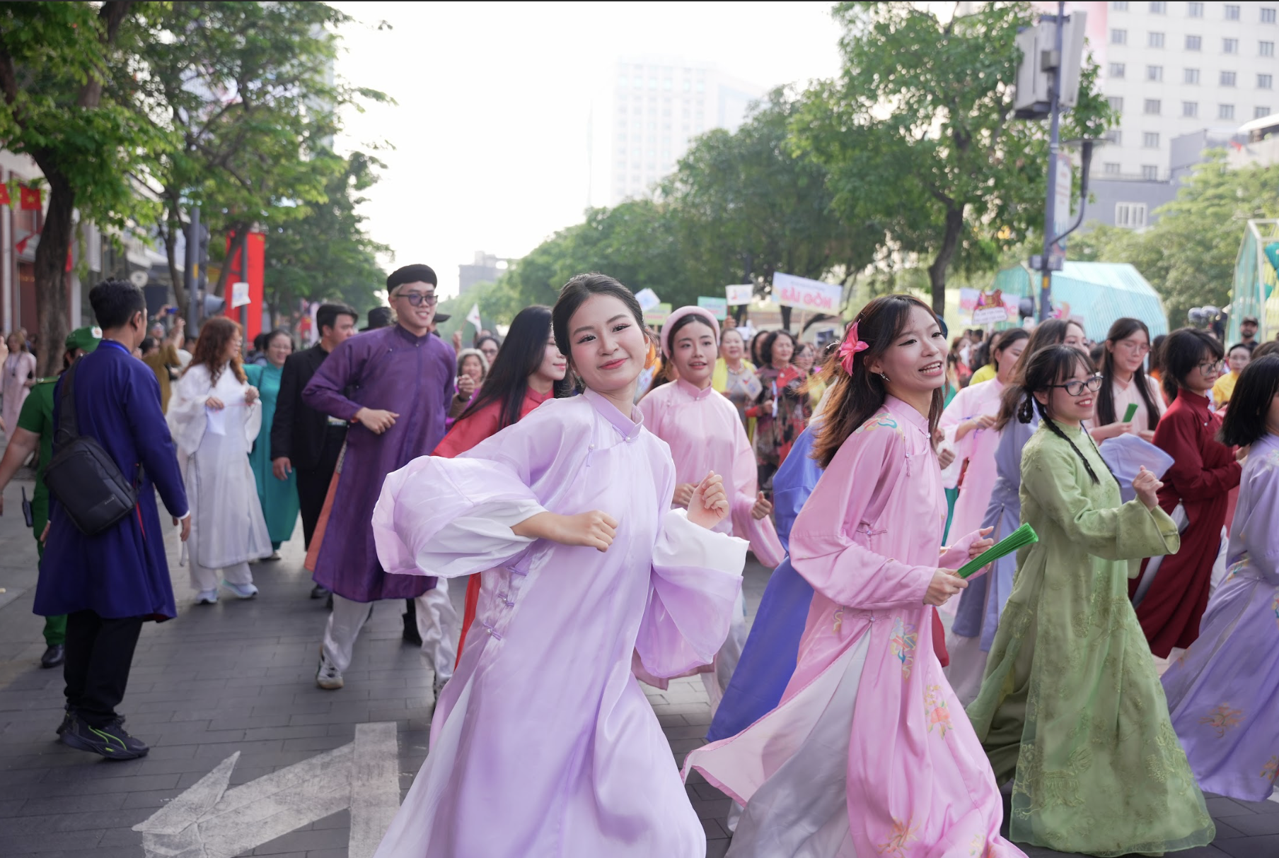 TP.HCM đồng diễn &aacute;o d&agrave;i khắp th&agrave;nh phố ng&agrave;y 8.3- Ảnh 6.