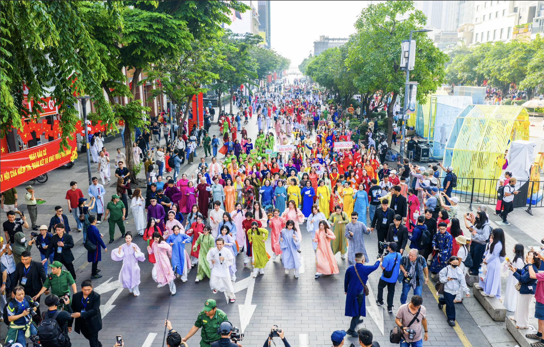 TP.HCM đồng diễn &aacute;o d&agrave;i khắp th&agrave;nh phố ng&agrave;y 8.3- Ảnh 2.